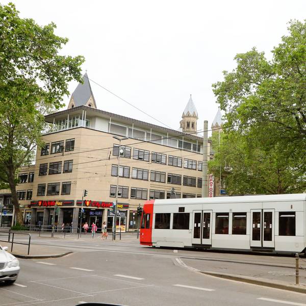 Die Haltestelle Neumarkt liegt auf der Ost-West-Achse durch die Stadt: Zur Diskussion steht, ob die Stadtbahn hier künftig durch einen Tunnel fahren soll.