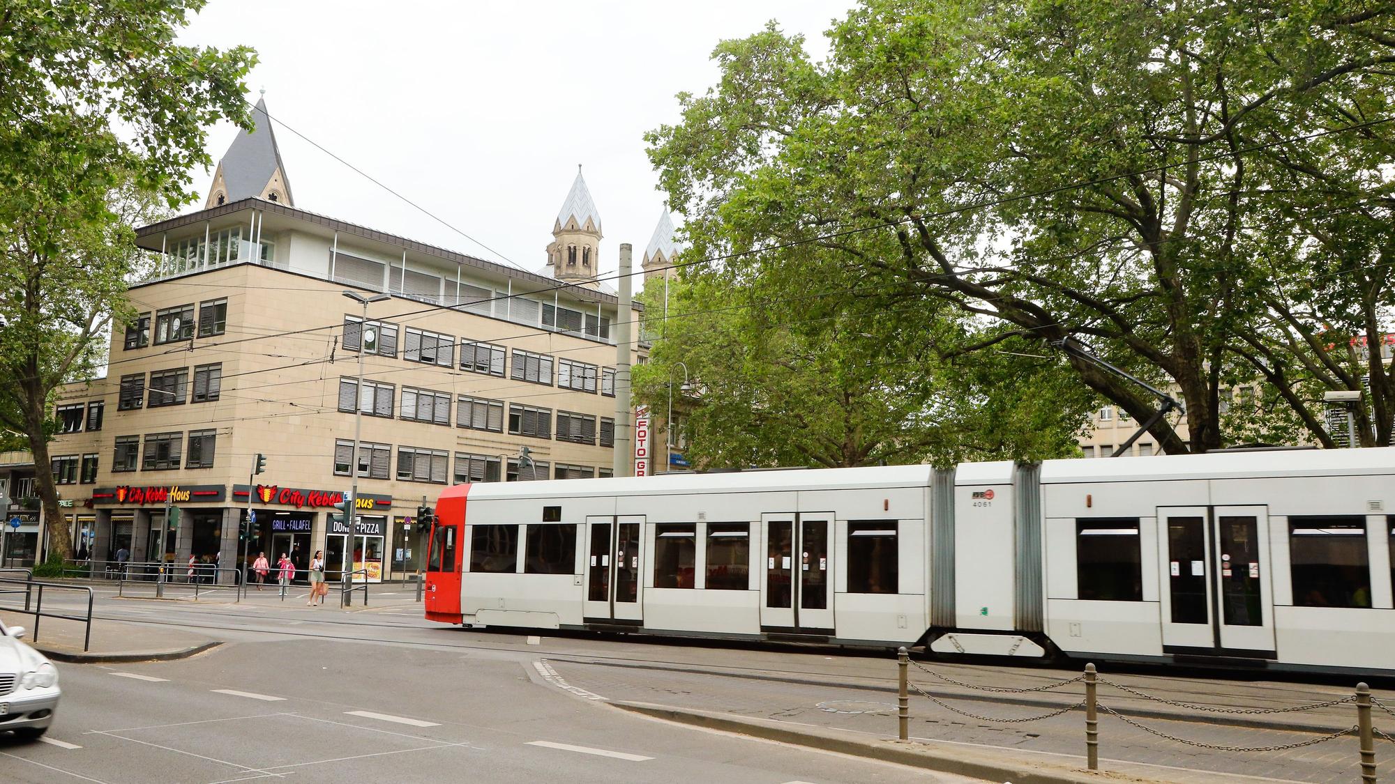 Eine Bahn der KVB fährt durch Köln.