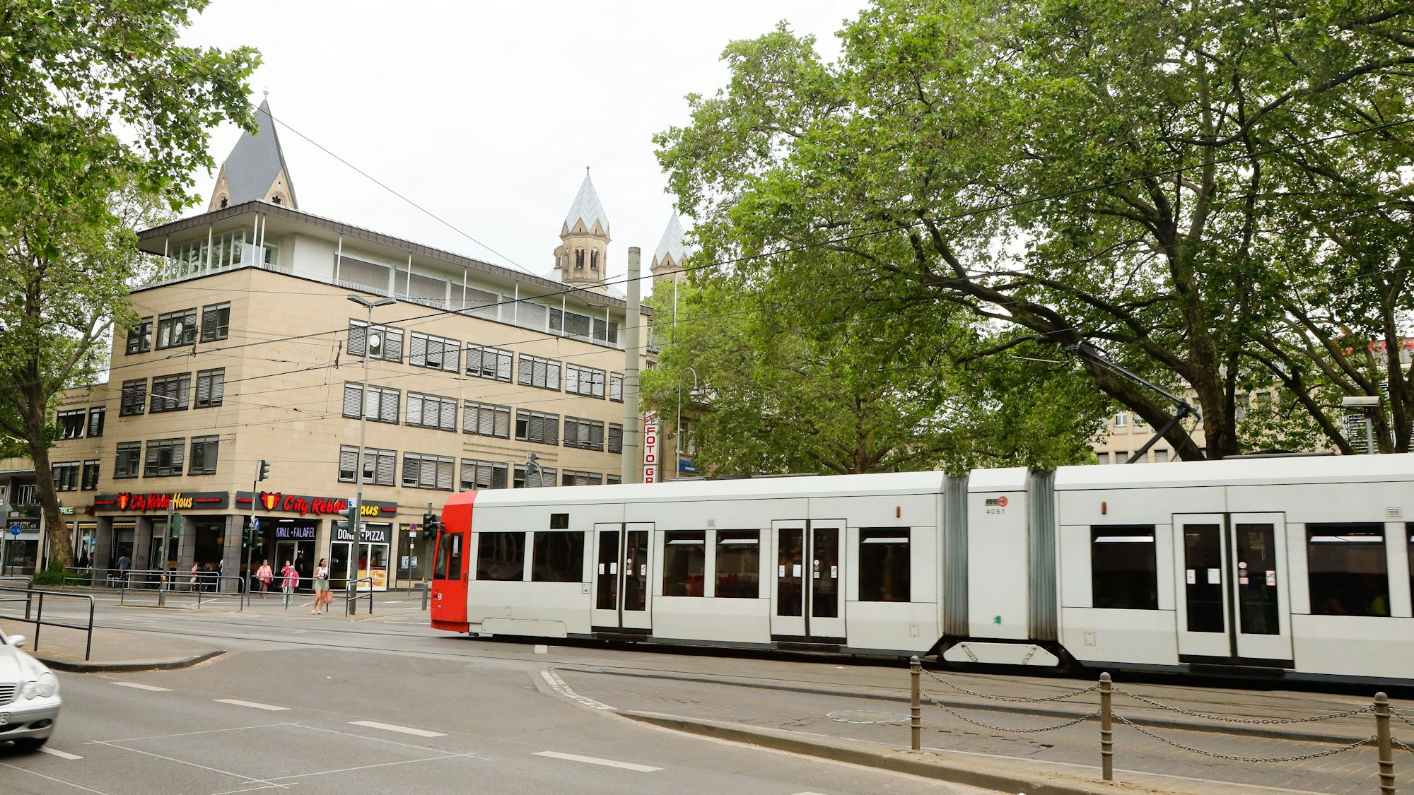 Eine Bahn der KVB fährt durch Köln.
