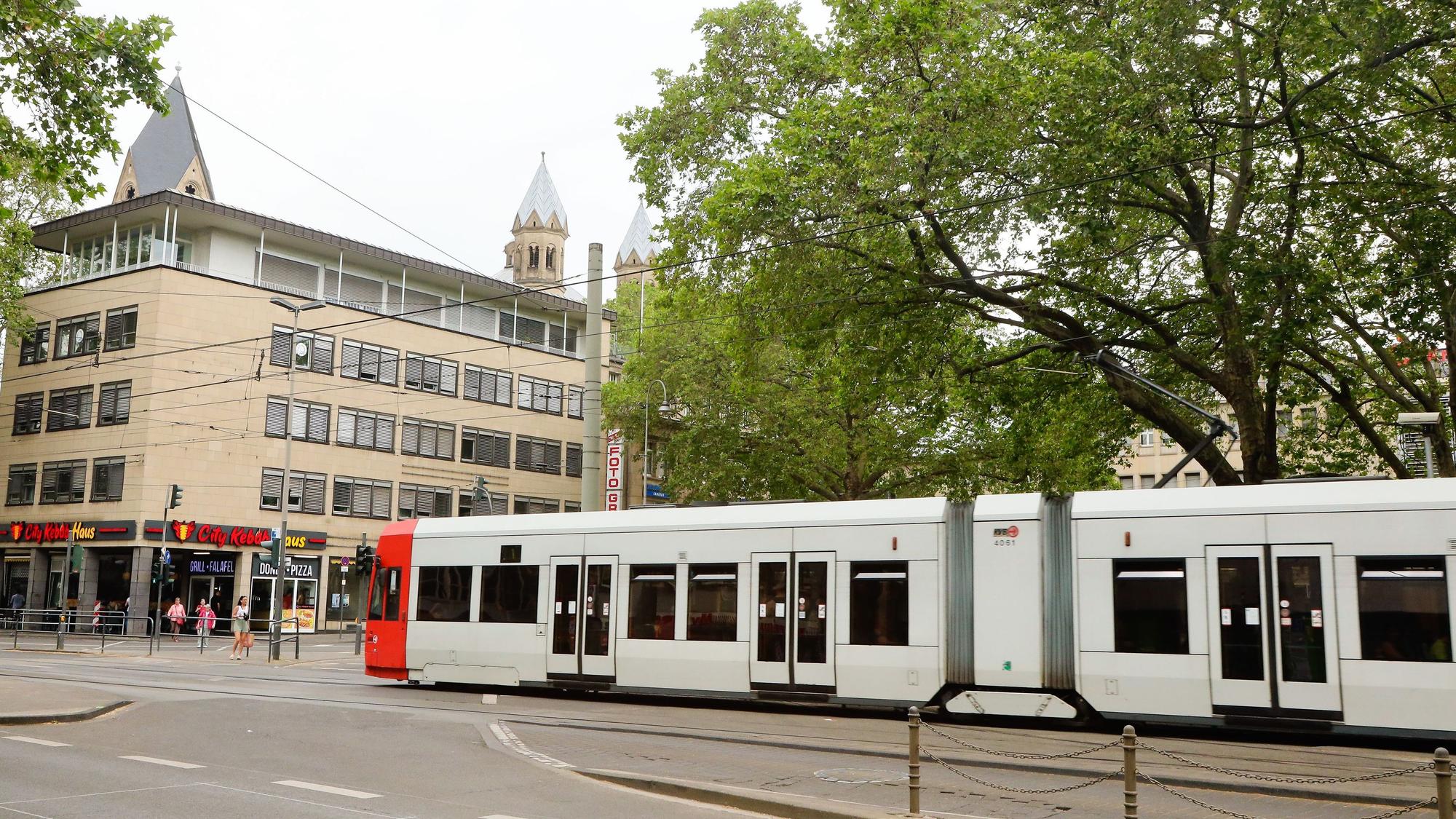 Die Haltestelle Neumarkt liegt auf der Ost-West-Achse durch die Stadt: Zur Diskussion steht, ob die Stadtbahn hier künftig durch einen Tunnel fahren soll.