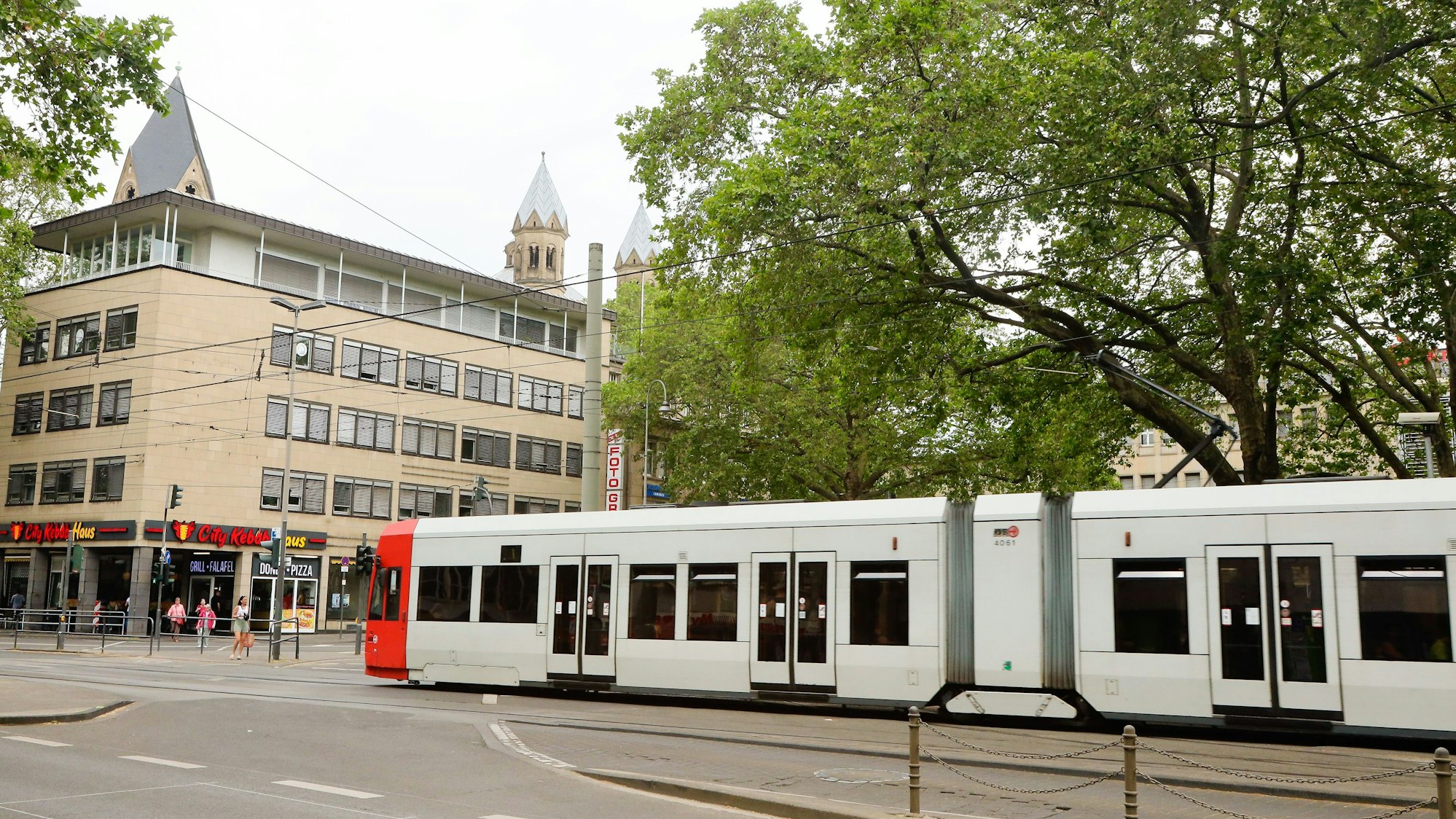 Die Haltestelle Neumarkt liegt auf der Ost-West-Achse durch die Stadt: Zur Diskussion steht, ob die Stadtbahn hier künftig durch einen Tunnel fahren soll.