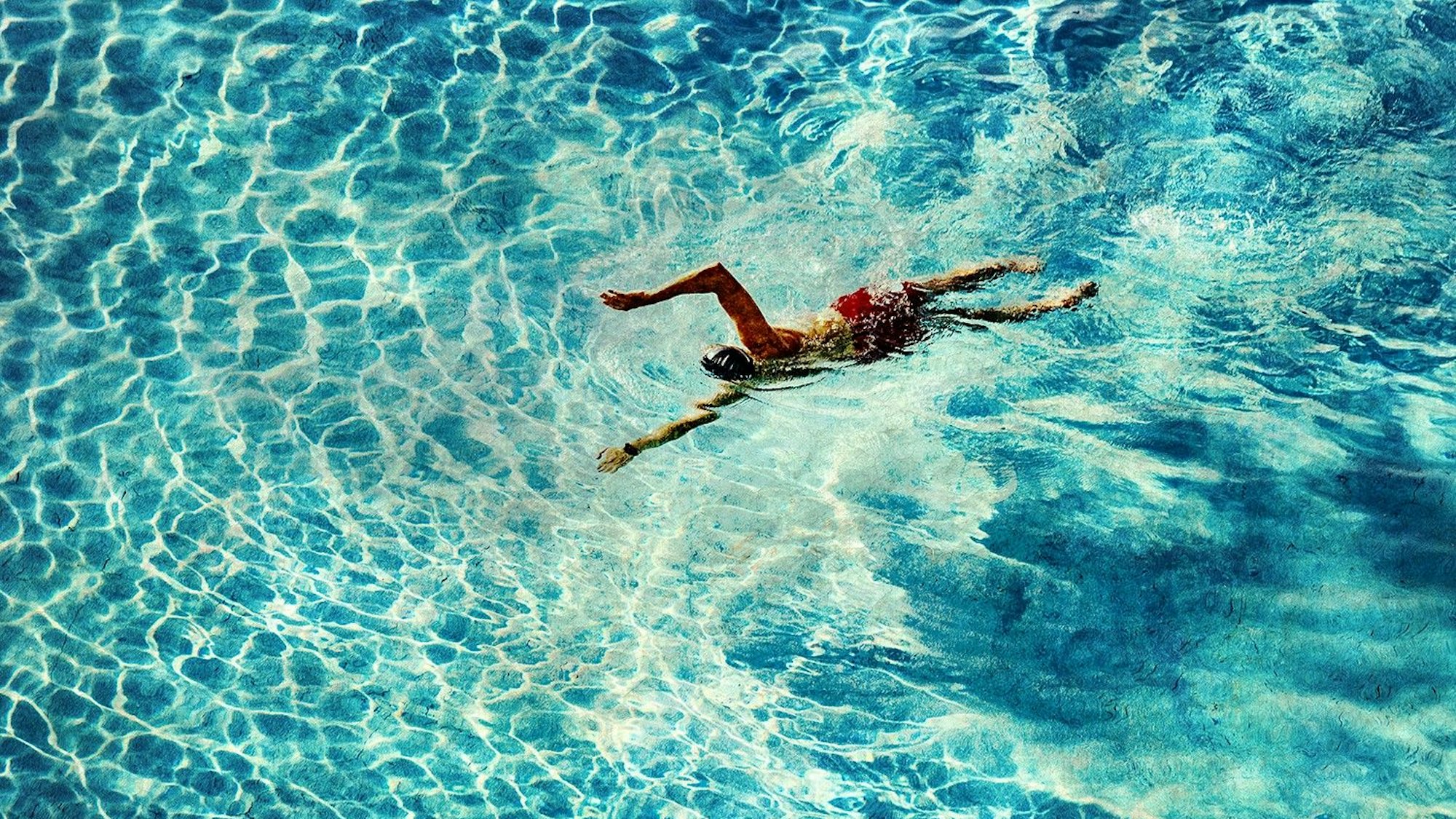 Ein Schwimmer im Wasser.