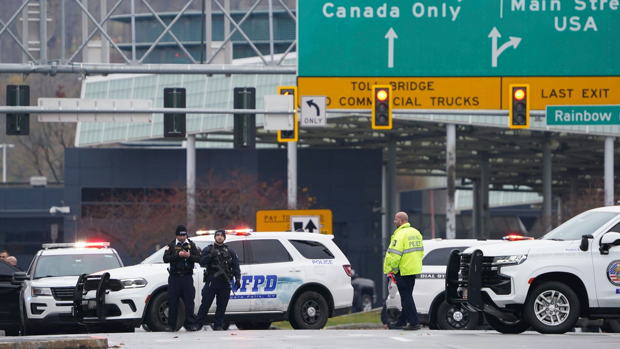 Polizisten sperren eine Zufahrt zur sogenannten Rainbow Bridge nahe der Niagarafälle. Am Grenzübergang ist ein Auto explodiert, auch das FBI ermittelt.