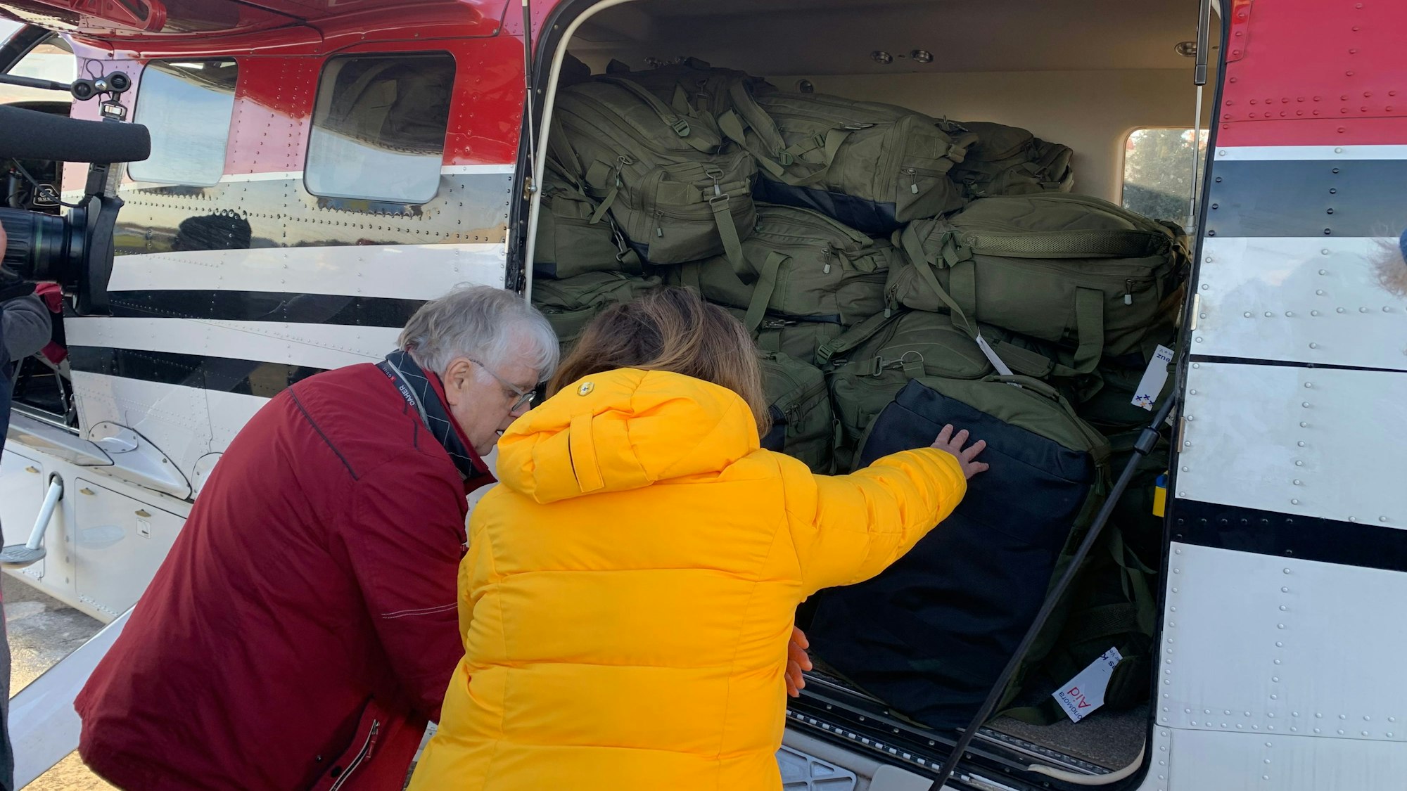 Der Laderaum des Flugzeuges ist fast bis zur Decke gefüllt.