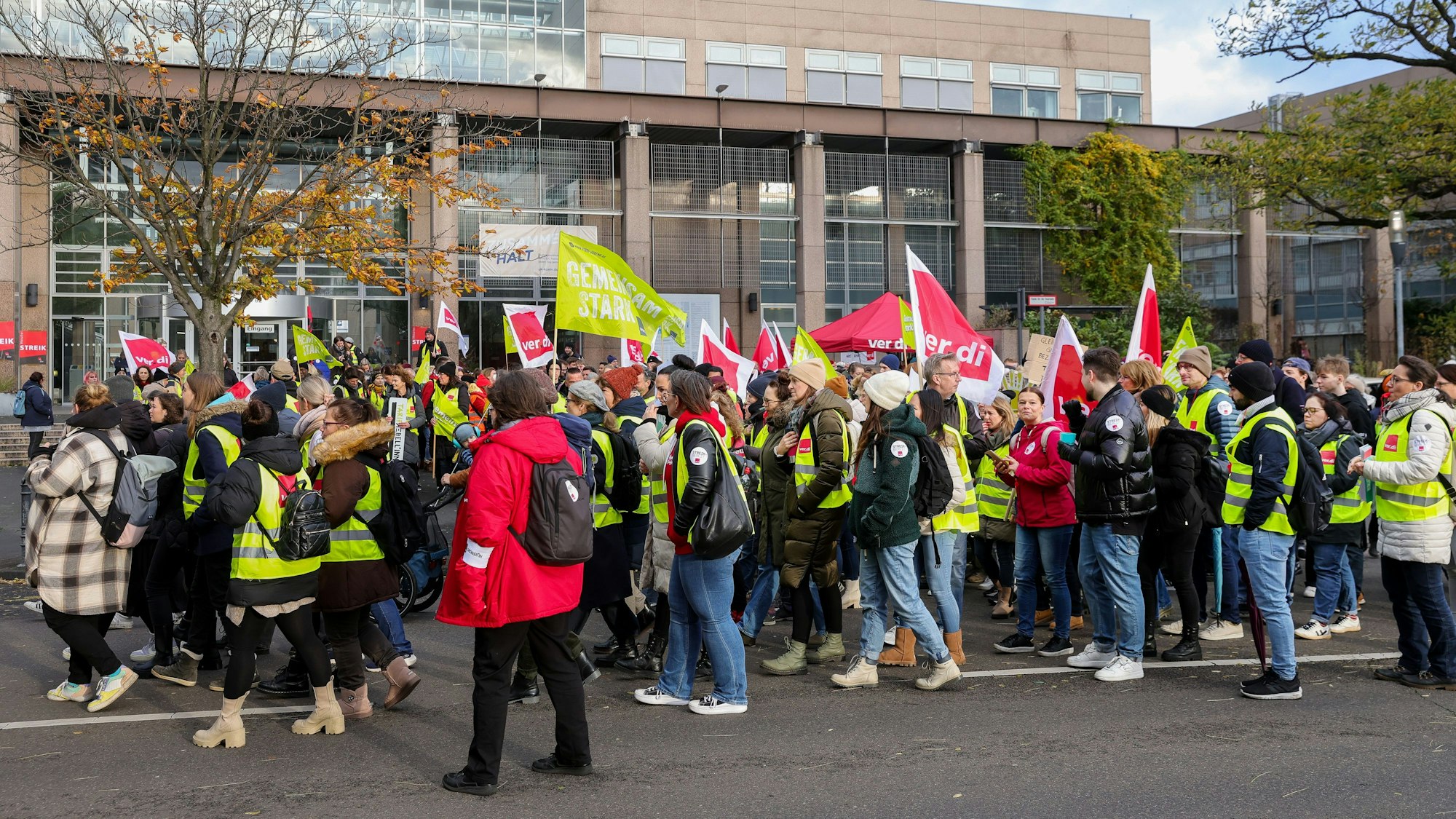 Warnstreik Universitätsklinikum Köln und Hochschulen Köln vor der Uniklinik Köln.