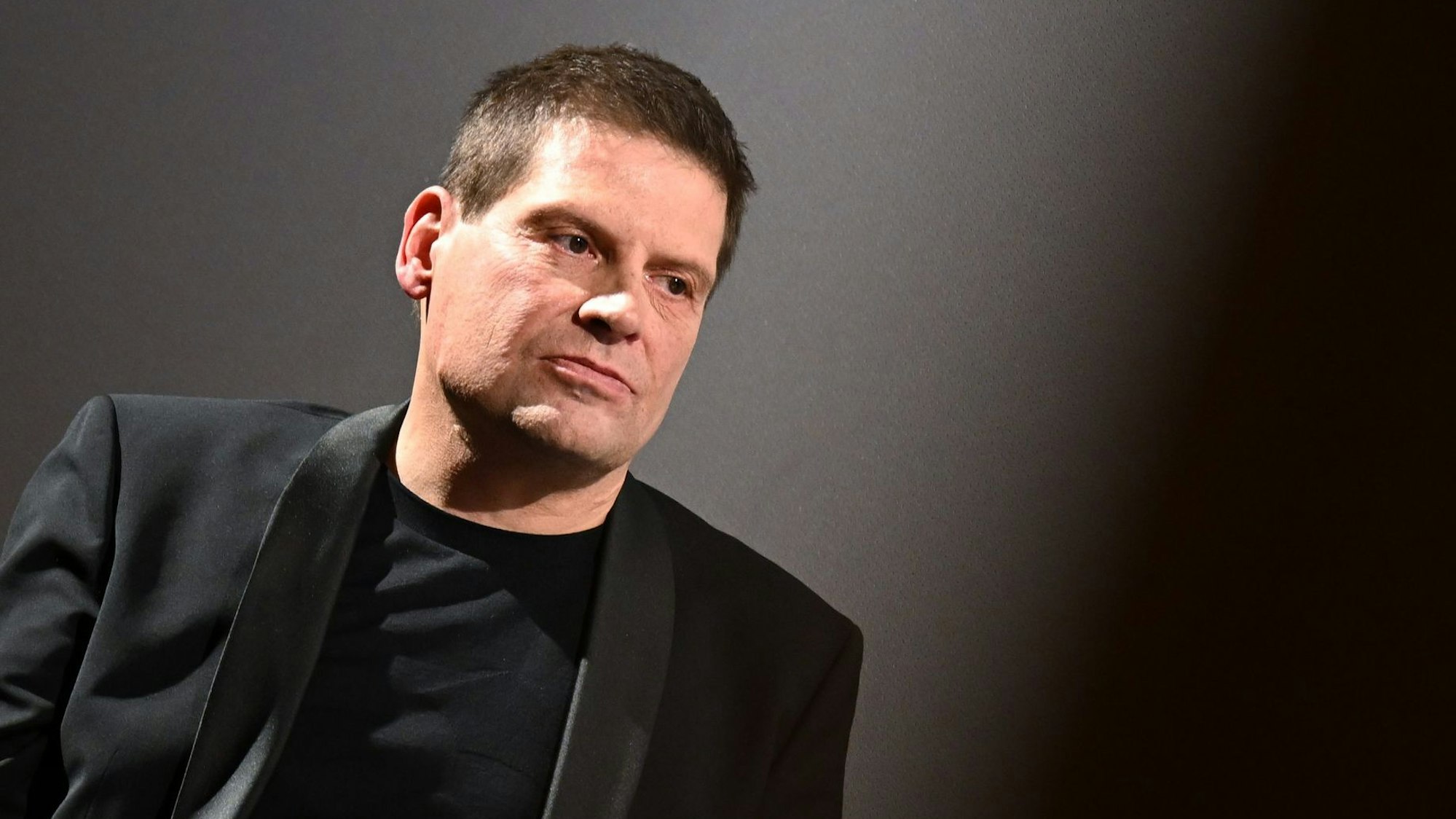 Der ehemalige Radprofi Jan Ullrich sitzt nach der Vorstellung seiner Dokumentation ·„Jan Ullrich - Der Gejagte“. Ullrich hatte bis zuletzt Doping nie öffentlicht zugegeben. In der neuen Serie packt der Tour-de-France-Sieger von 1997 aus.