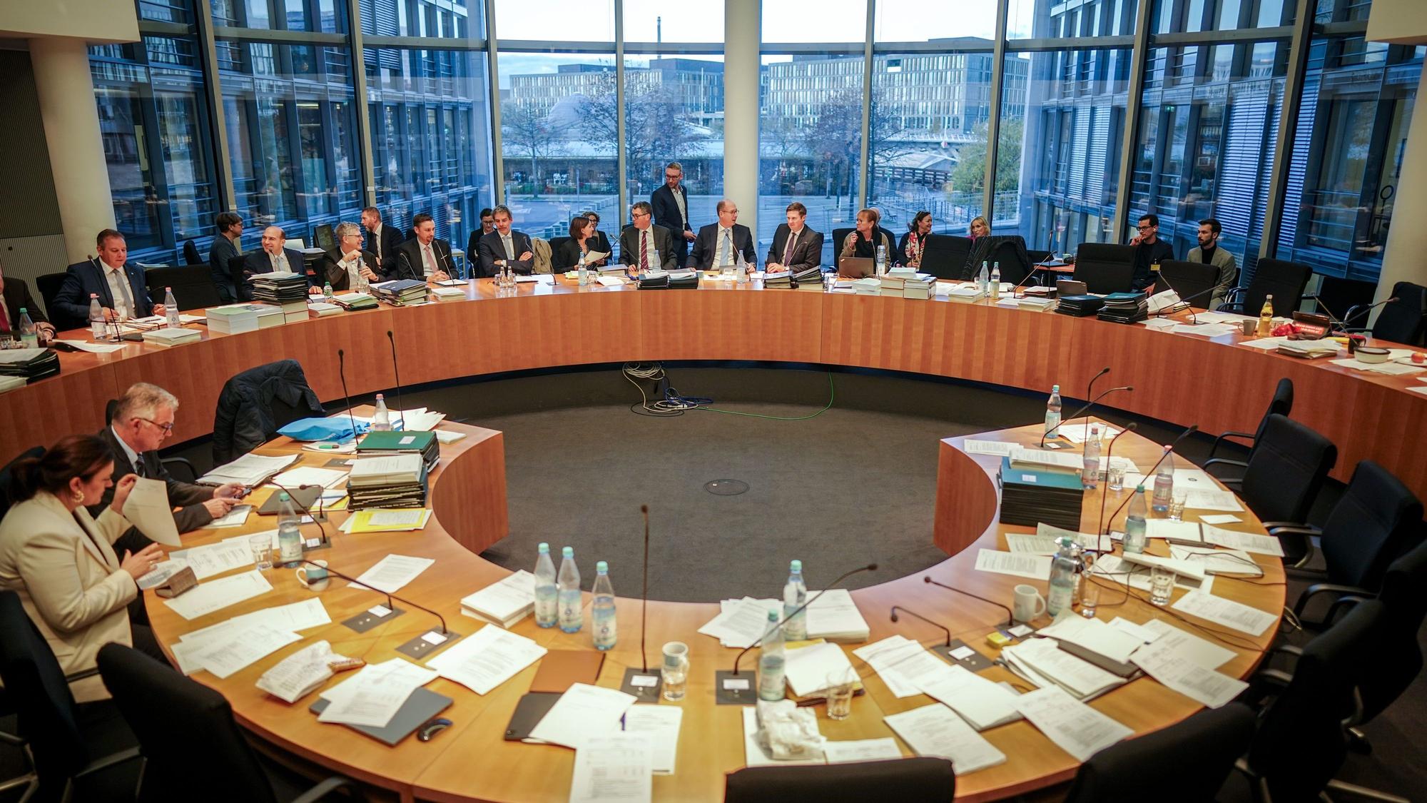 16.11.2023, Berlin: Blick in den Sitzungssaal mit dem Haushaltsausschuss des Bundestags mit der finalen Beratung des Etats für 2024. (zu dpa: "Wie weiter mit den Finanzen? - Ampel sucht Lösung für Haushaltskrise") Foto: Kay Nietfeld/dpa +++ dpa-Bildfunk +++