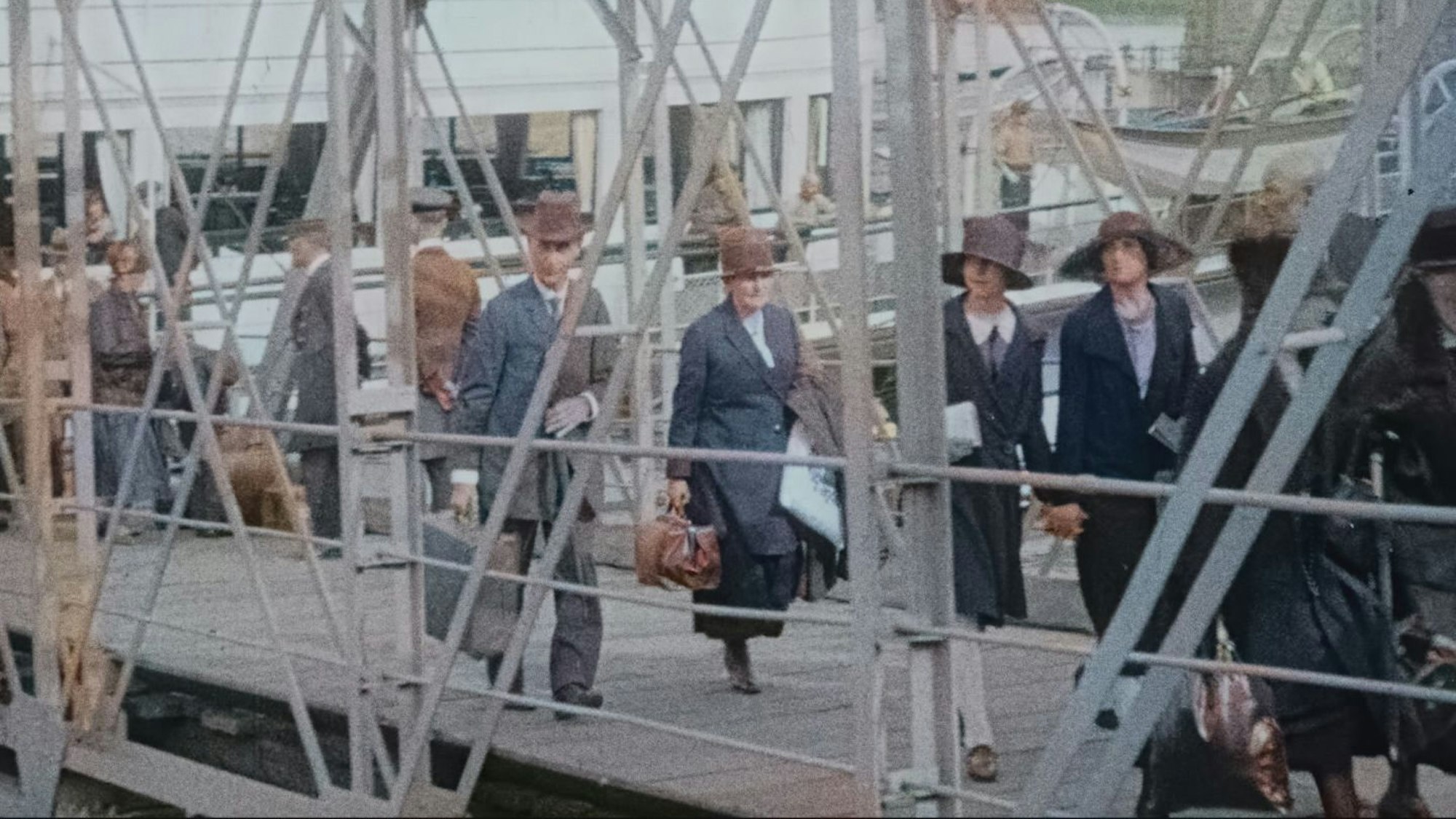 Menschen, die über einen Anleger laufen