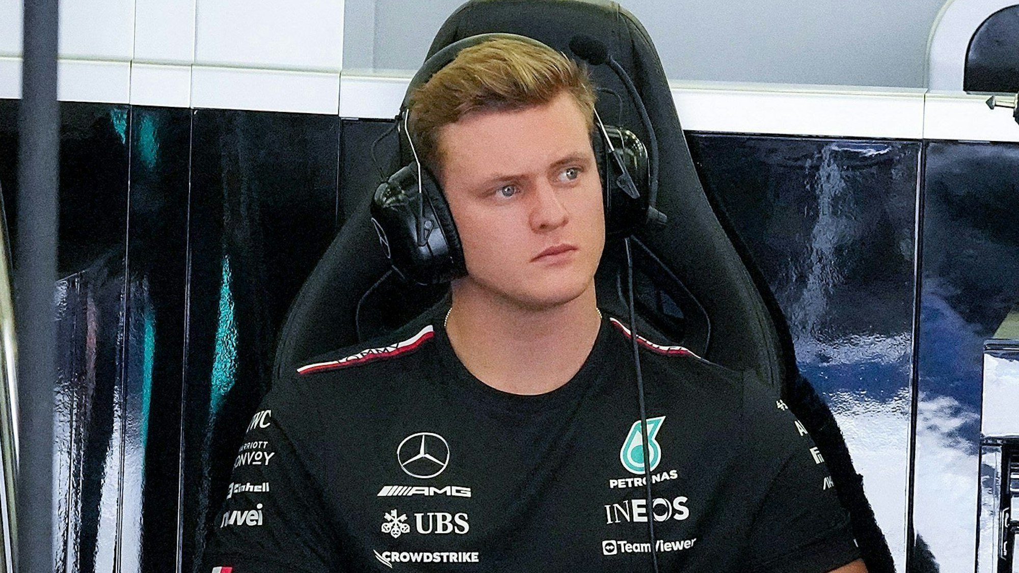 Formel-1-Pilot Mick Schumacher in der Box des Rennstalls Mercedes. Der Sohn von Michael Schumacher ist Test- und Ersatzfahrer für das Team von Lewis Hamilton und George Russell.