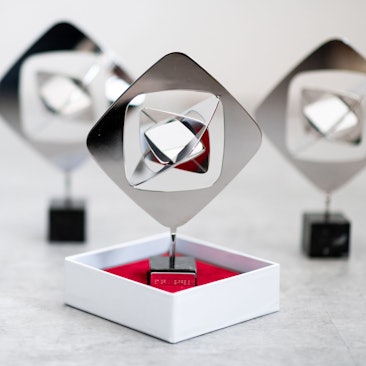 Mehrere Trophäen zum Grimme-Preis stehen auf dem Boden der Werkstatt von Juwelier Brinkforth.