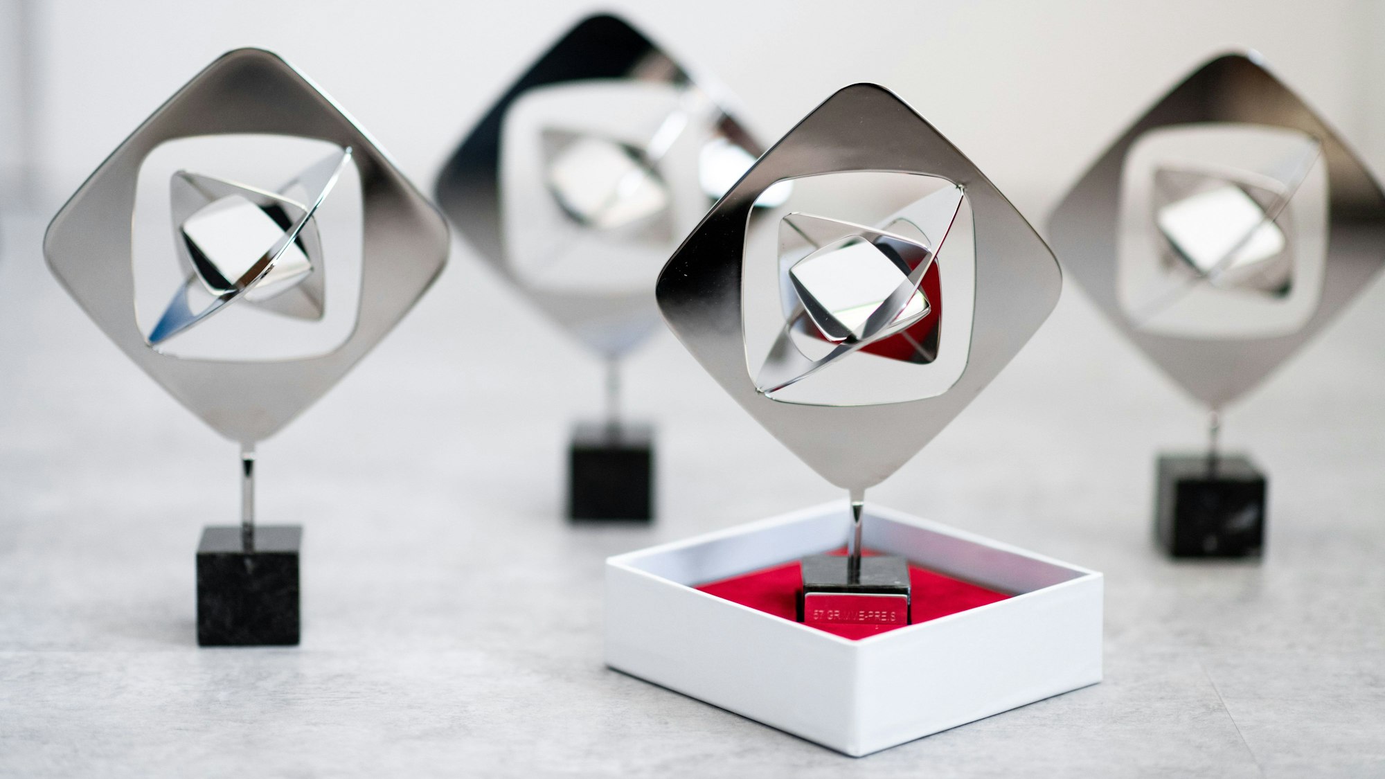 Mehrere Trophäen zum Grimme-Preis stehen auf dem Boden der Werkstatt von Juwelier Brinkforth.