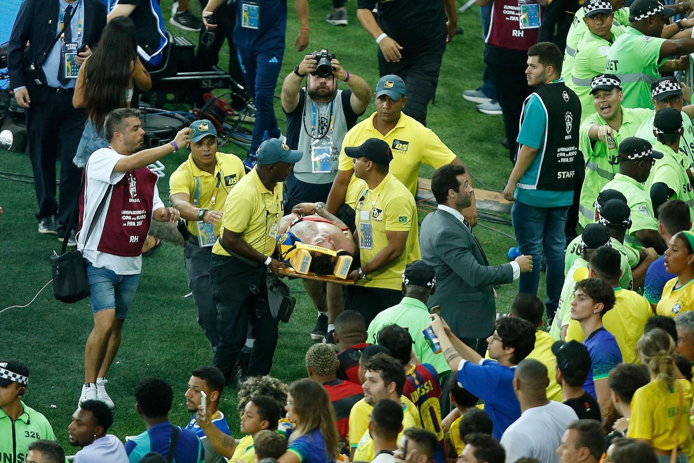 Maracana Stadion: Ein verletzter Fan wird abtransportiert.
