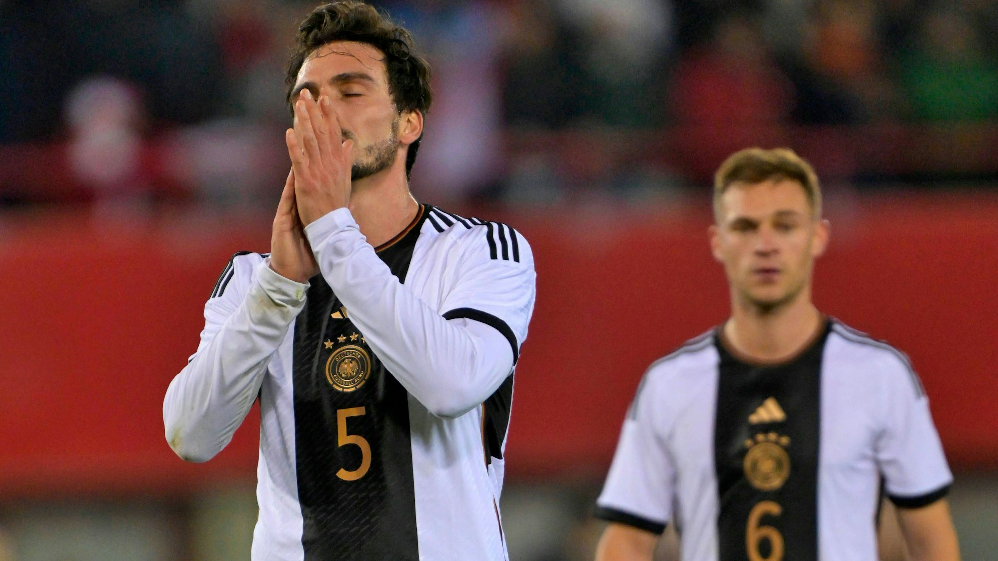 Mats Hummels (l.) und Josua Kimmich zeigen sich nach der Pleite gegen Österreich enttäuscht.