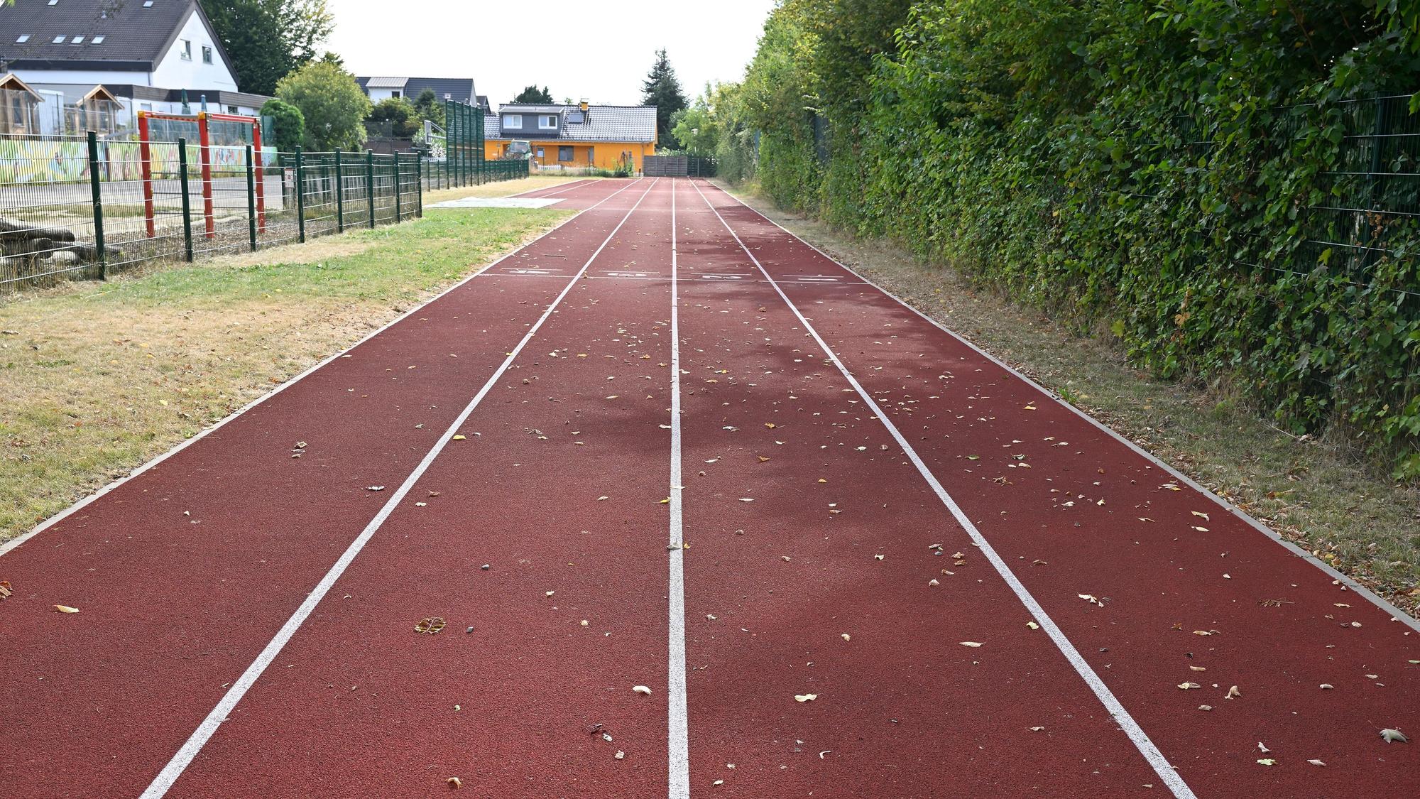 Die vierbahnige Tartanbahn des TV Blecher in Odenthal.