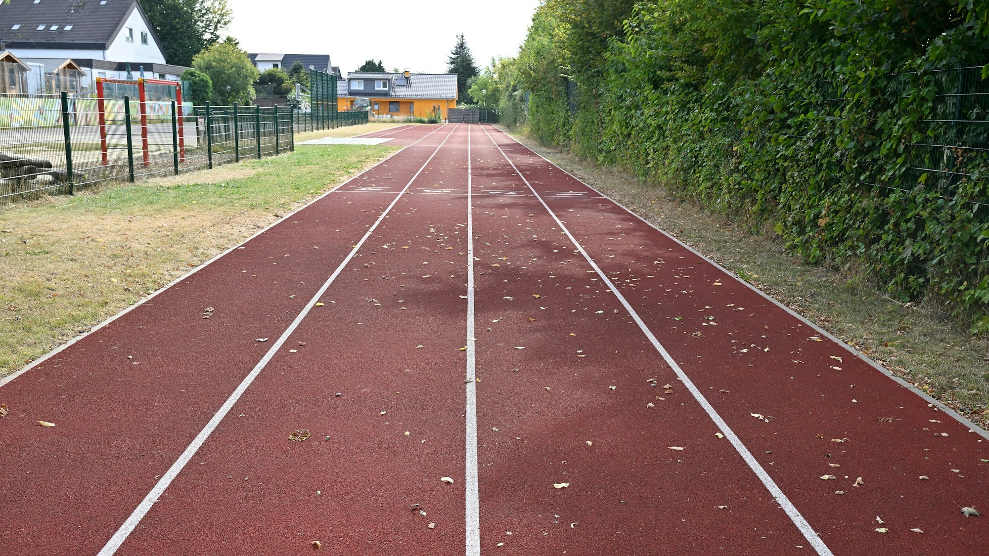 Die vierbahnige Tartanbahn des TV Blecher in Odenthal.