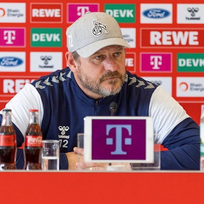 Steffen Baumgart auf einer Pressekonferenz am Geißbockheim.
