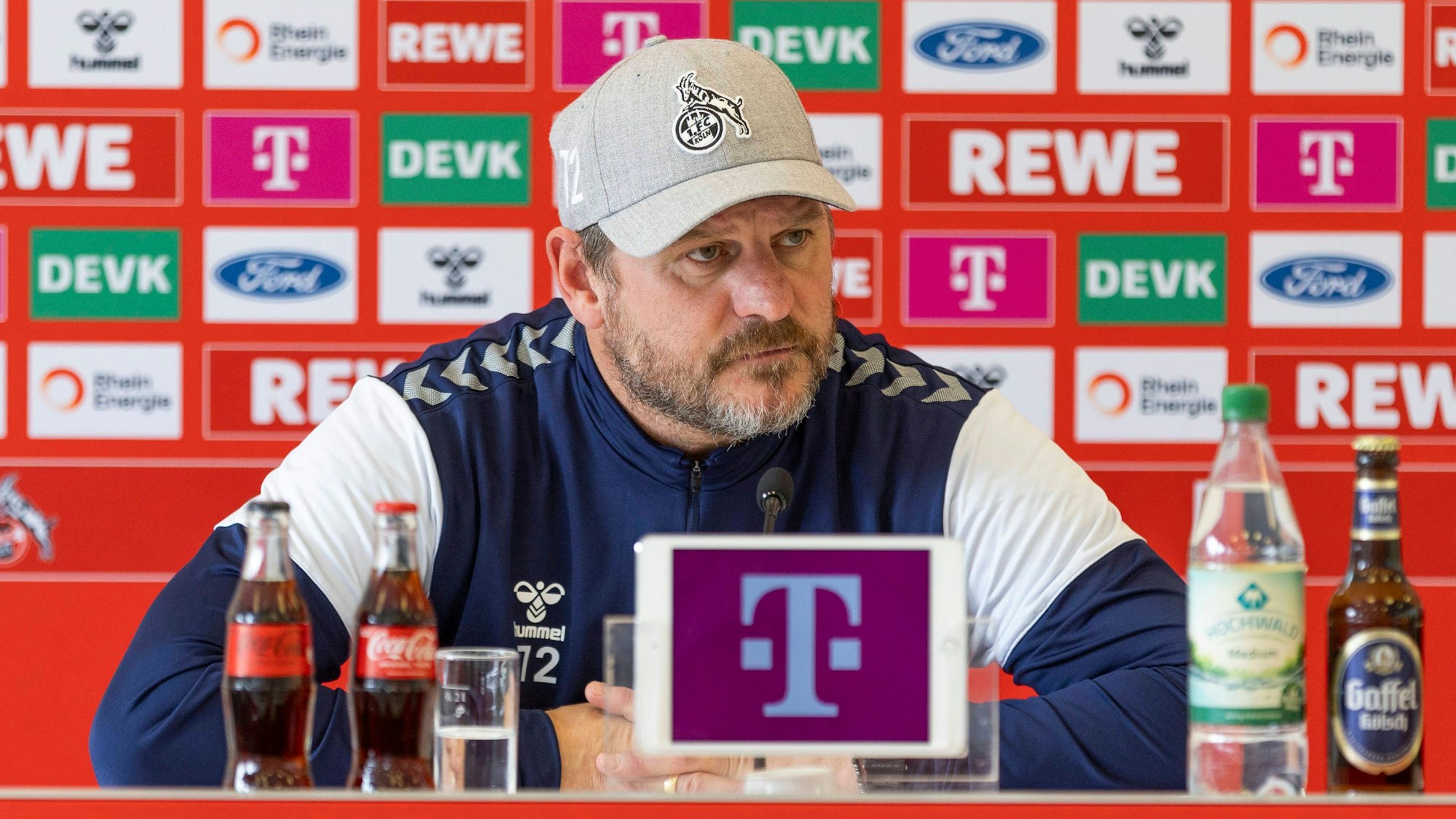 Steffen Baumgart auf einer Pressekonferenz am Geißbockheim.