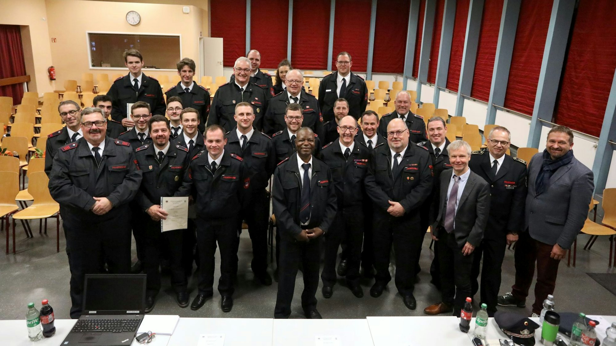 Eine Gruppe von Feuerwehrleuten in Uniform