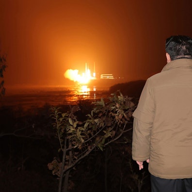Kim Jong Un, Machthaber von Nordkorea, schaut bei beim Raketenstart mit einem mutmaßlichen Satelliten zu.