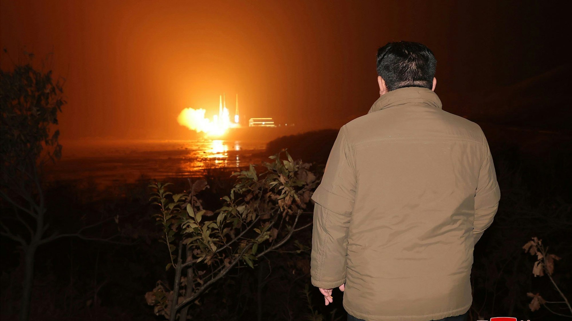 Kim Jong Un, Machthaber von Nordkorea, schaut bei beim Raketenstart mit einem mutmaßlichen Satelliten zu.