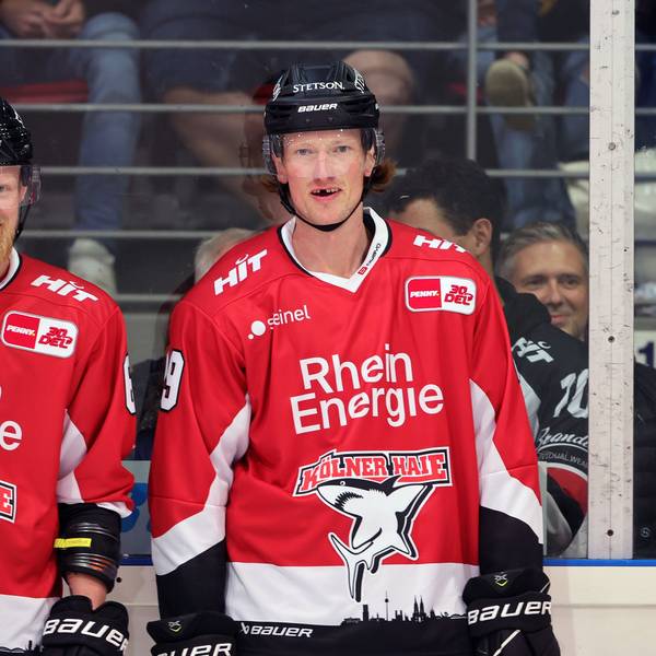 Andrej Sustr (r.) beim Training der Kölner Haie