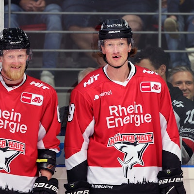 Andrej Sustr (r.) beim Training der Kölner Haie