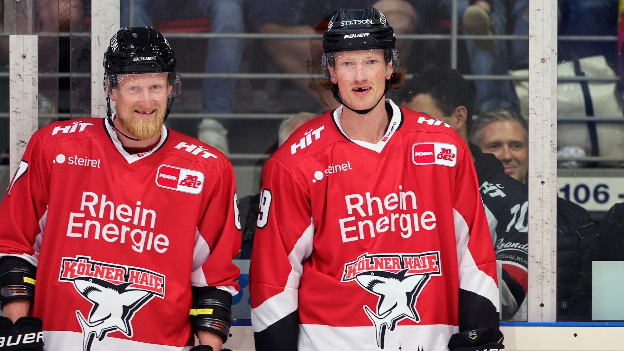 Andrej Sustr (r.) beim Training der Kölner Haie