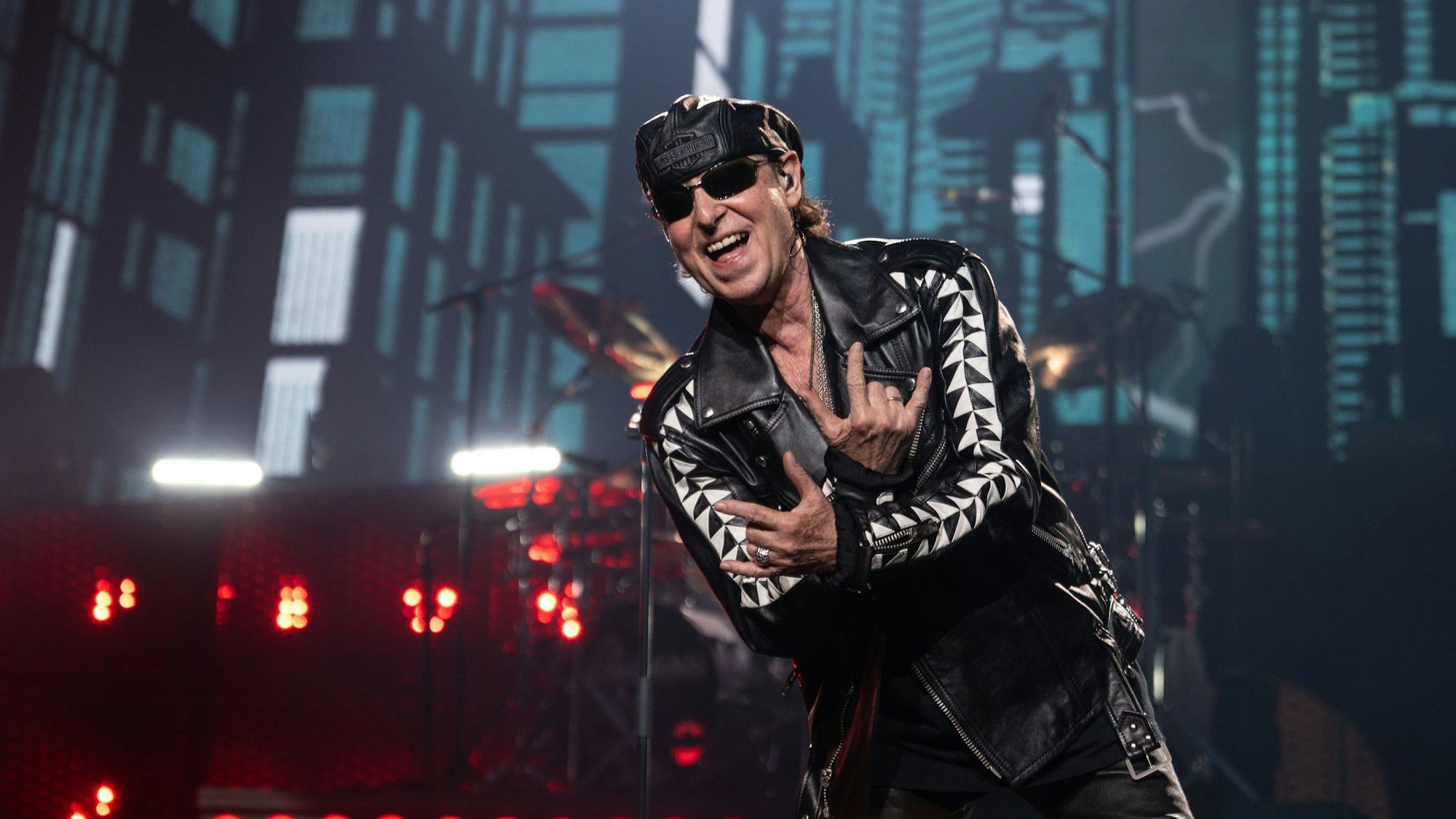 Scorpions-Sänger Klaus Meine steht beim Auftaktkonzert der Deutschland-Tour im Mai in Dortmund. (Archivbild)