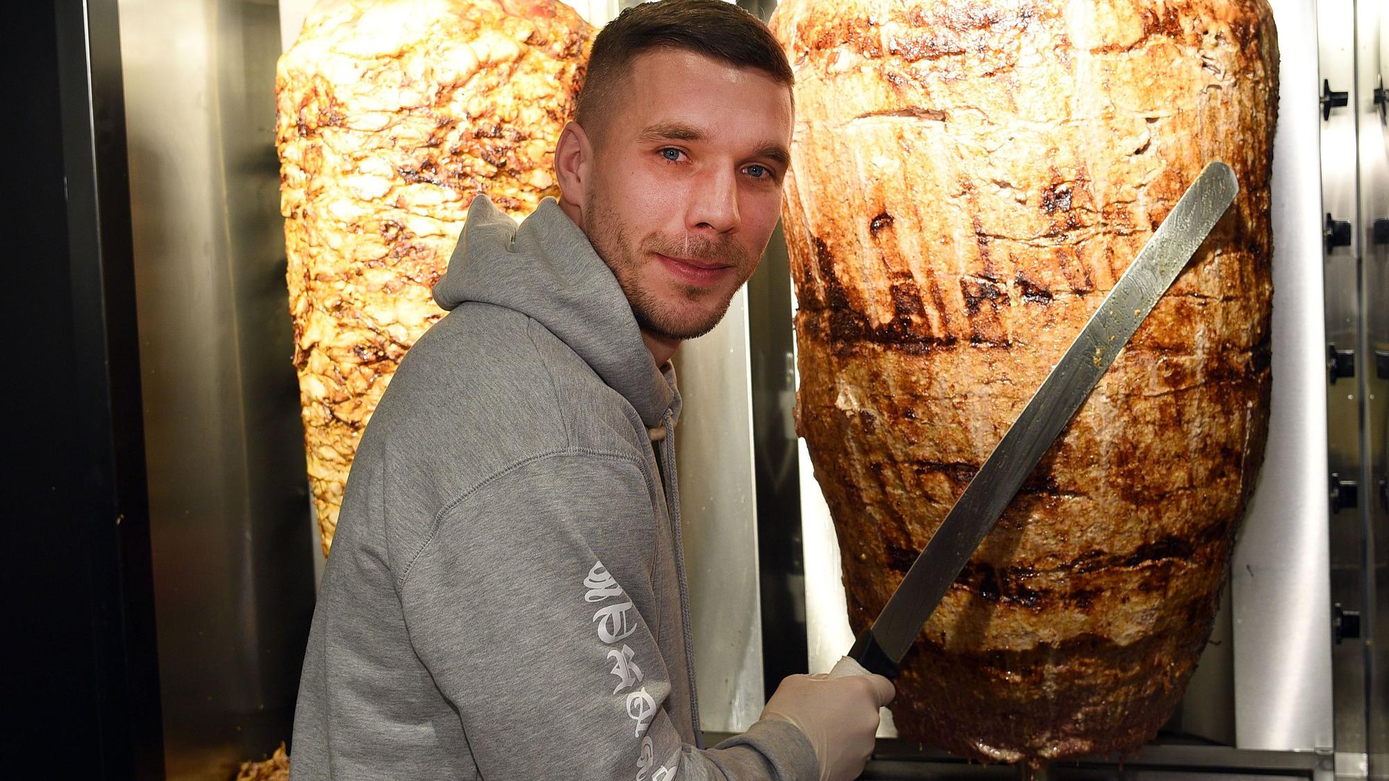 Fußball-Weltmeister Lukas Podolski in einem seiner Döner-Läden.
