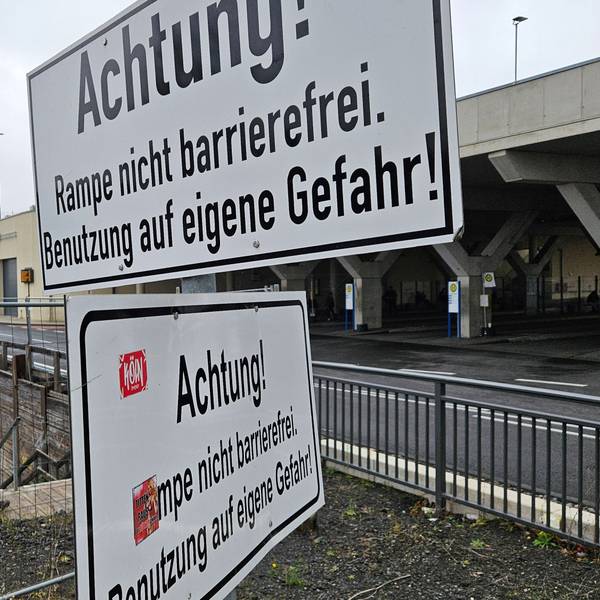 Schilder weisen an einem Bahnsteig darauf hin, dass die Rampe nicht barrierefrei ist.