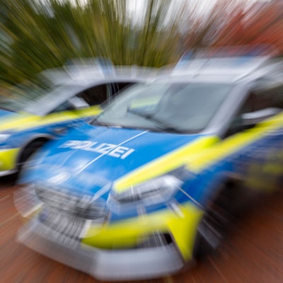 Zwei Polizeifahrzeuge im Einsatz.