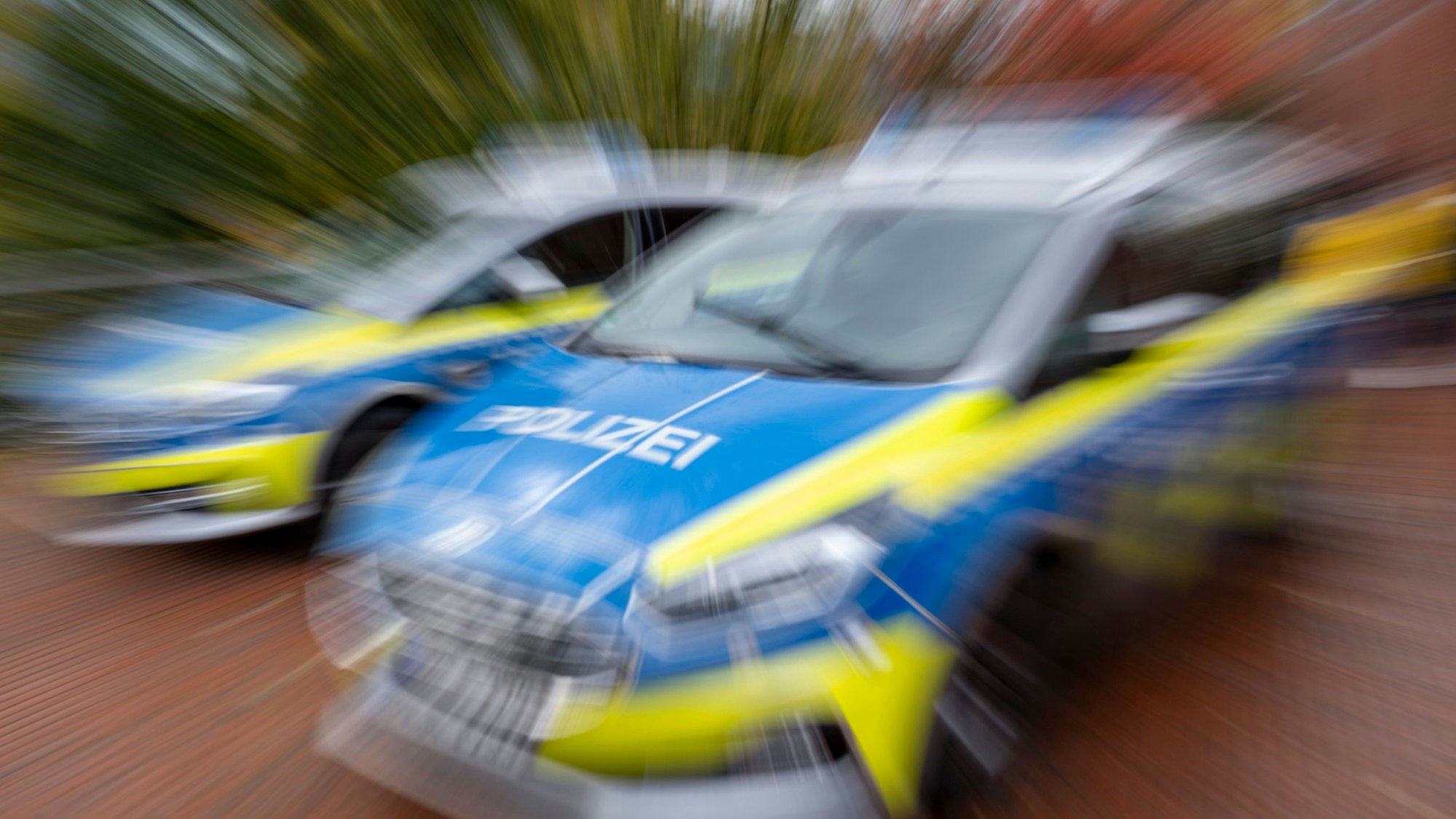 Nach einem Einbruch in einen Optikerladen auf der Dürener Straße sucht die Polizei Zeugen.