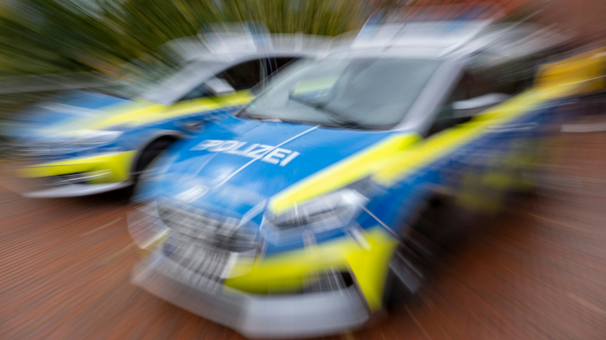 Die Polizei sucht mit Hilfe von Bildern aus einer Überwachungskamera nach den Tatverdächtigen.