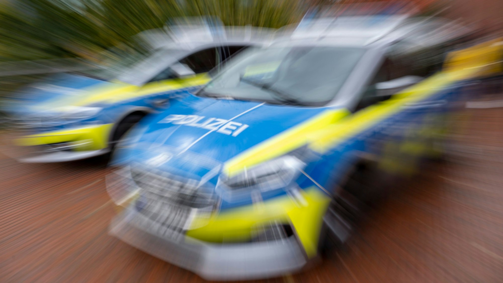 Zwei Einsatzwagen der Kölner Polizei sind im Einsatz. (Symbolbild)