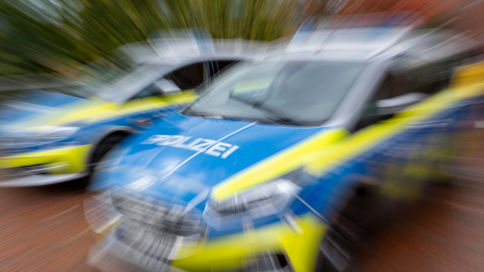 Zwei Polizeifahrzeuge im Einsatz.