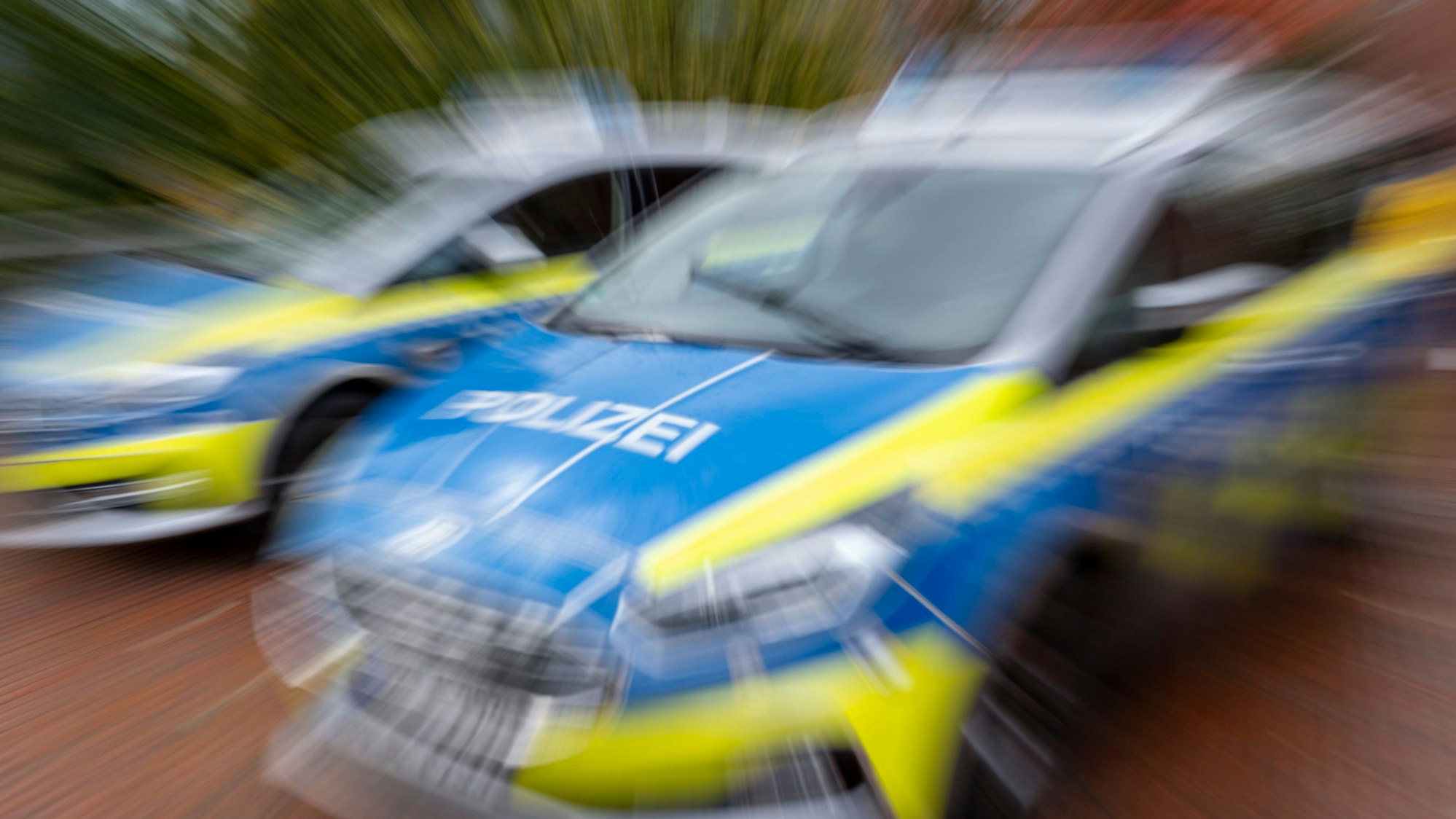 Polizeifahrzeuge im Einsatz.