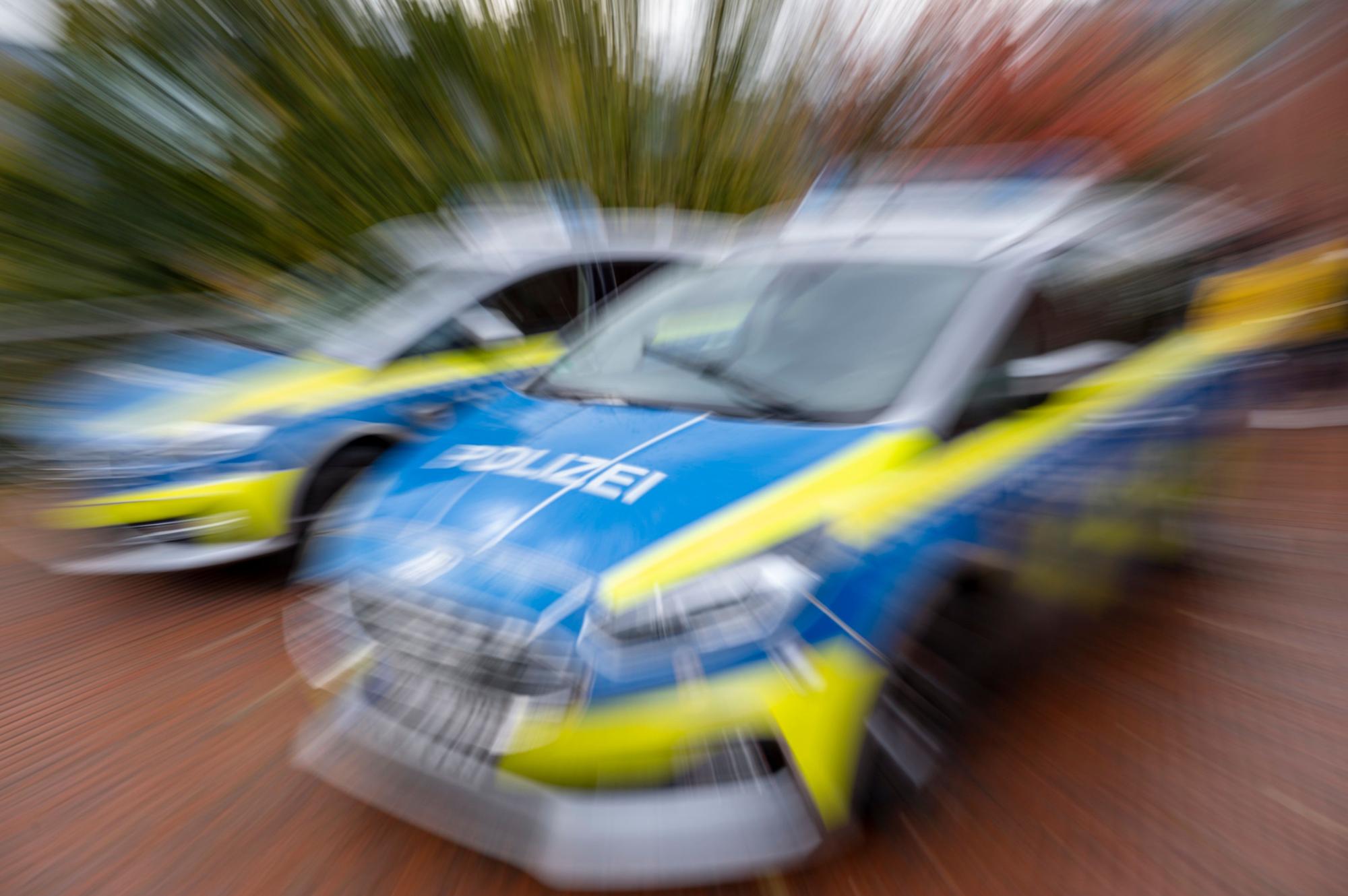 Polizisten nahmen einen Verdächtigen in seiner Wohnung fest.
