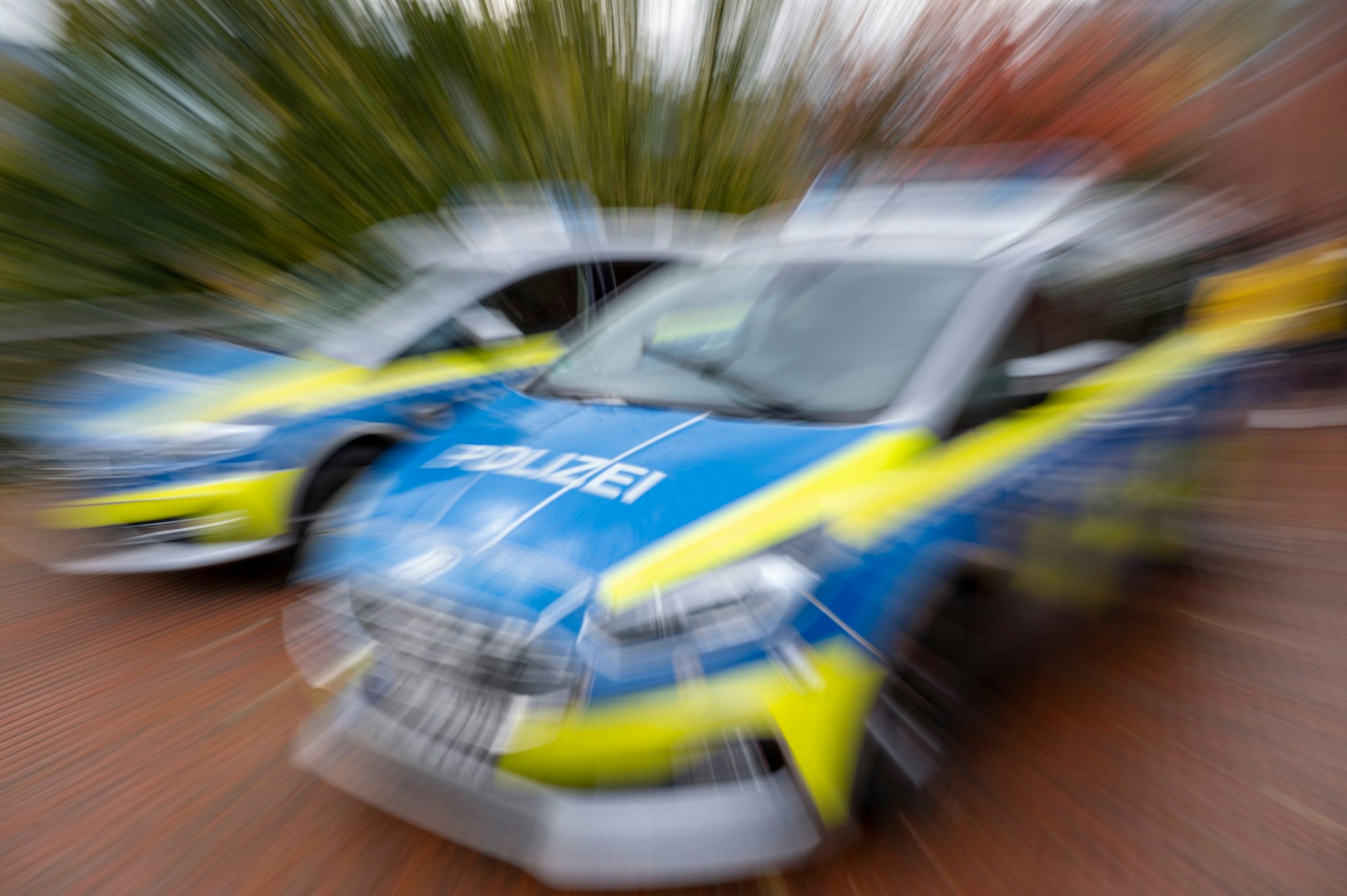 Polizisten nahmen einen Verdächtigen in seiner Wohnung fest.