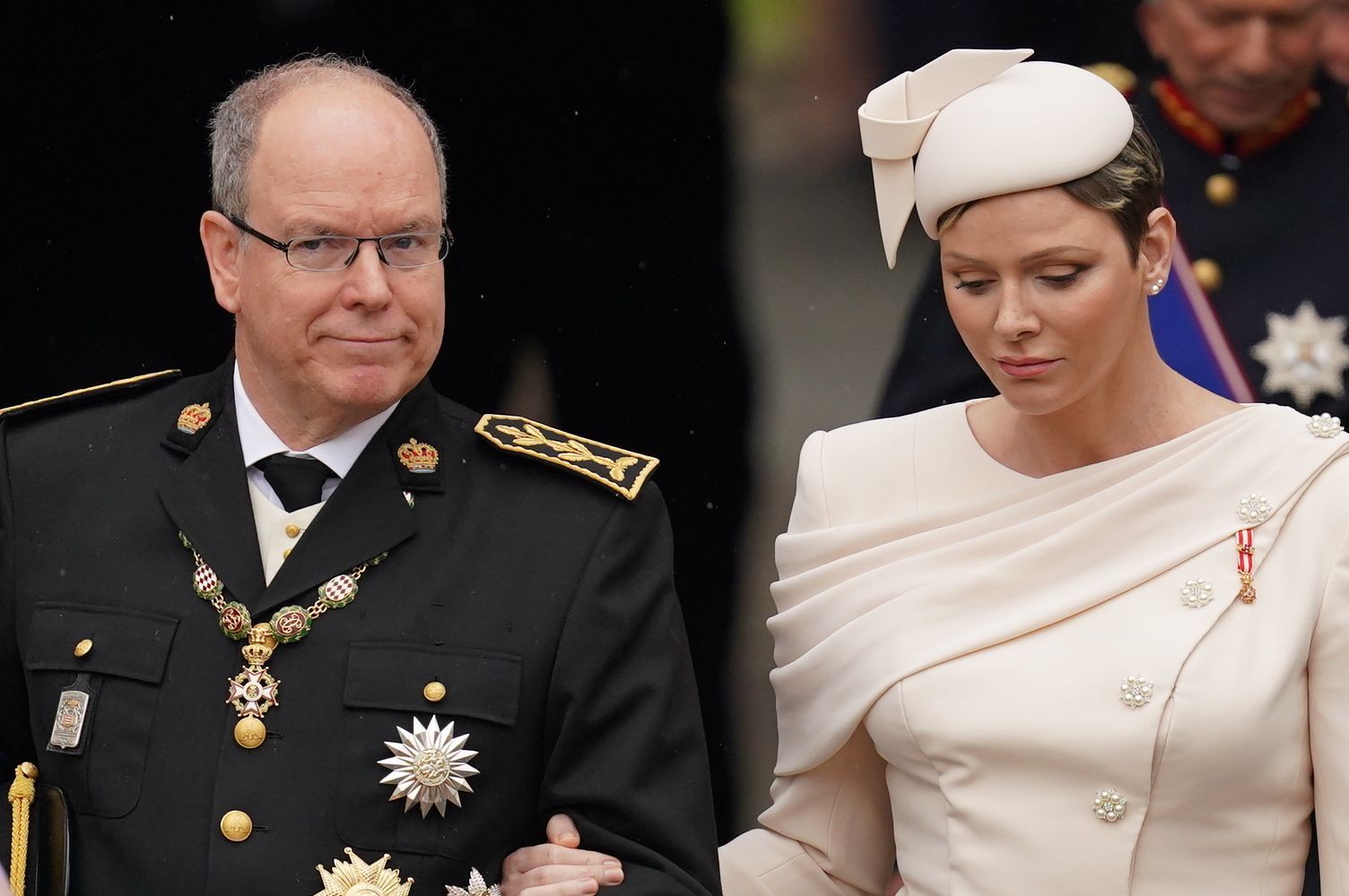 Albert II., Fürst von Monaco, und Fürstin Charlène von Monaco kommen vor der Krönungszeremonie von König Charles III. und Königin Camilla in der Westminster Abbey an.