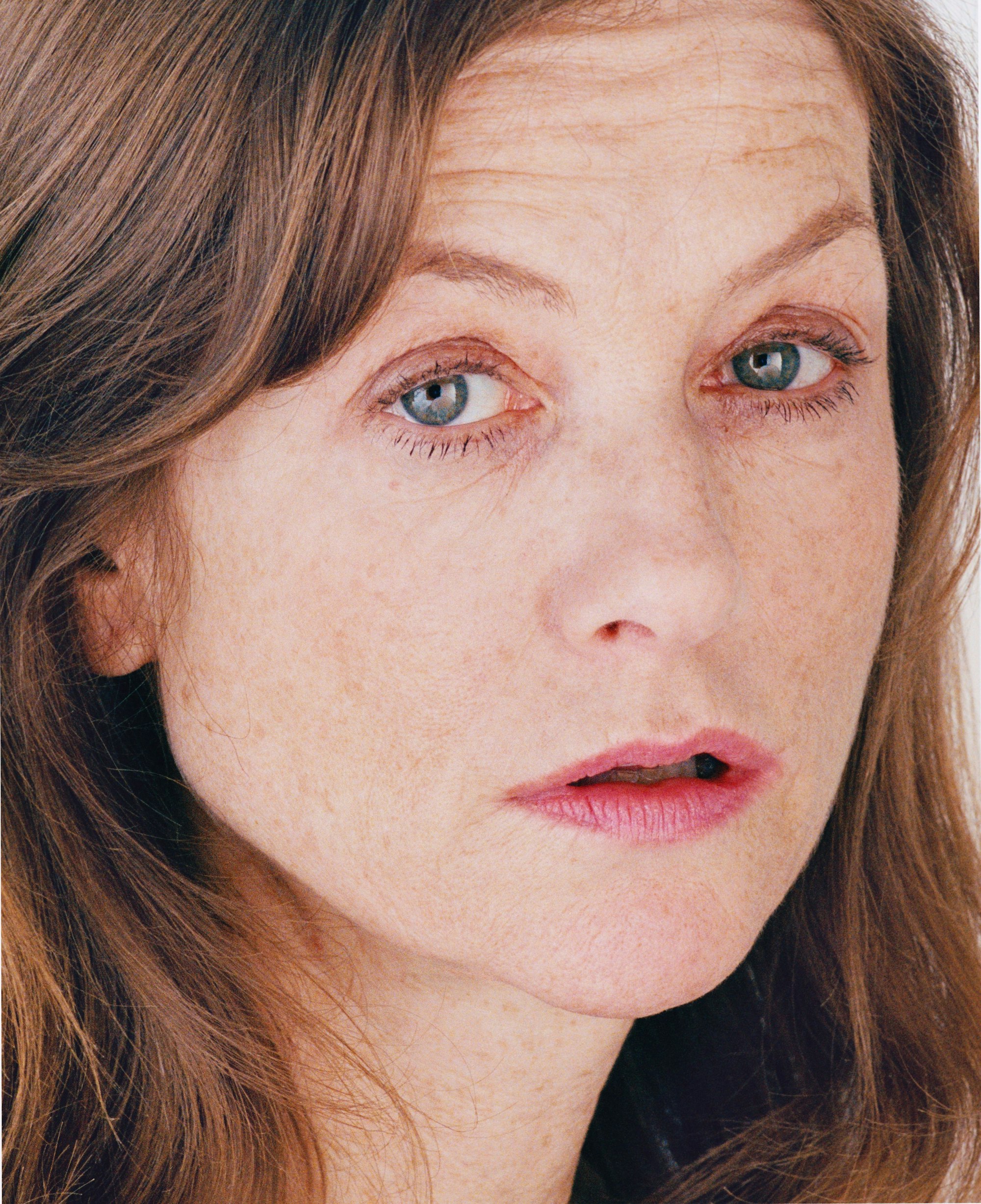 Die Schauspielerin Isabelle Huppert schaut uns an.