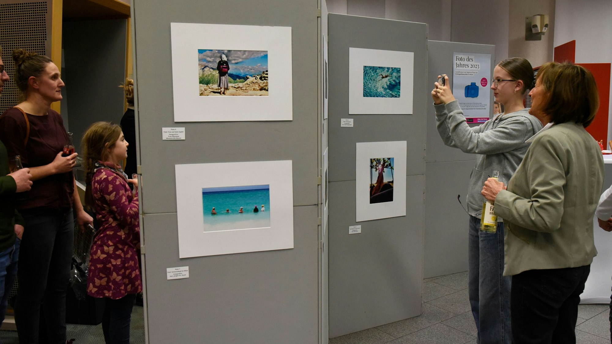 Das Bild zeigt eine Stellwand mit den Gewinnerfotos.