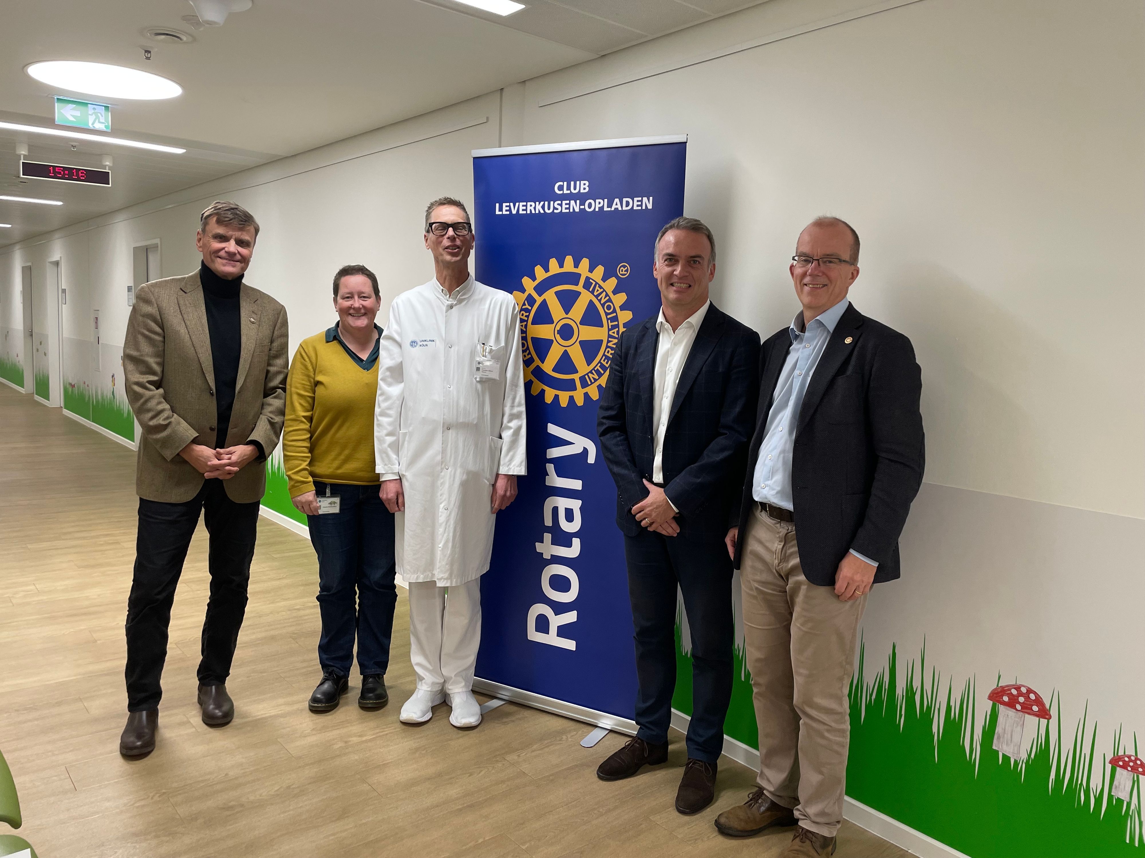 Der Rotary Club Leverkusen Opladen spendet 10.000 Euro an das Zentrum der Palliativmedizin der Uniklinik Köln: Andreas Droste (Präsident Rotary Club Leverkusen-Opladen), Claudia Mutzenbach (Teamleiterin Sozialdienst Onkologie Uniklinik Köln), Steffen Simon (Oberarzt Zentrum für Palliativmedizin, Uniklinik Köln), Marc-André Barth (Golfen mit Herz Deutschland, Vorstandsvorsitzender), Jens Uhlemann (Vorstand Rotary Club Leverkusen-Opladen).