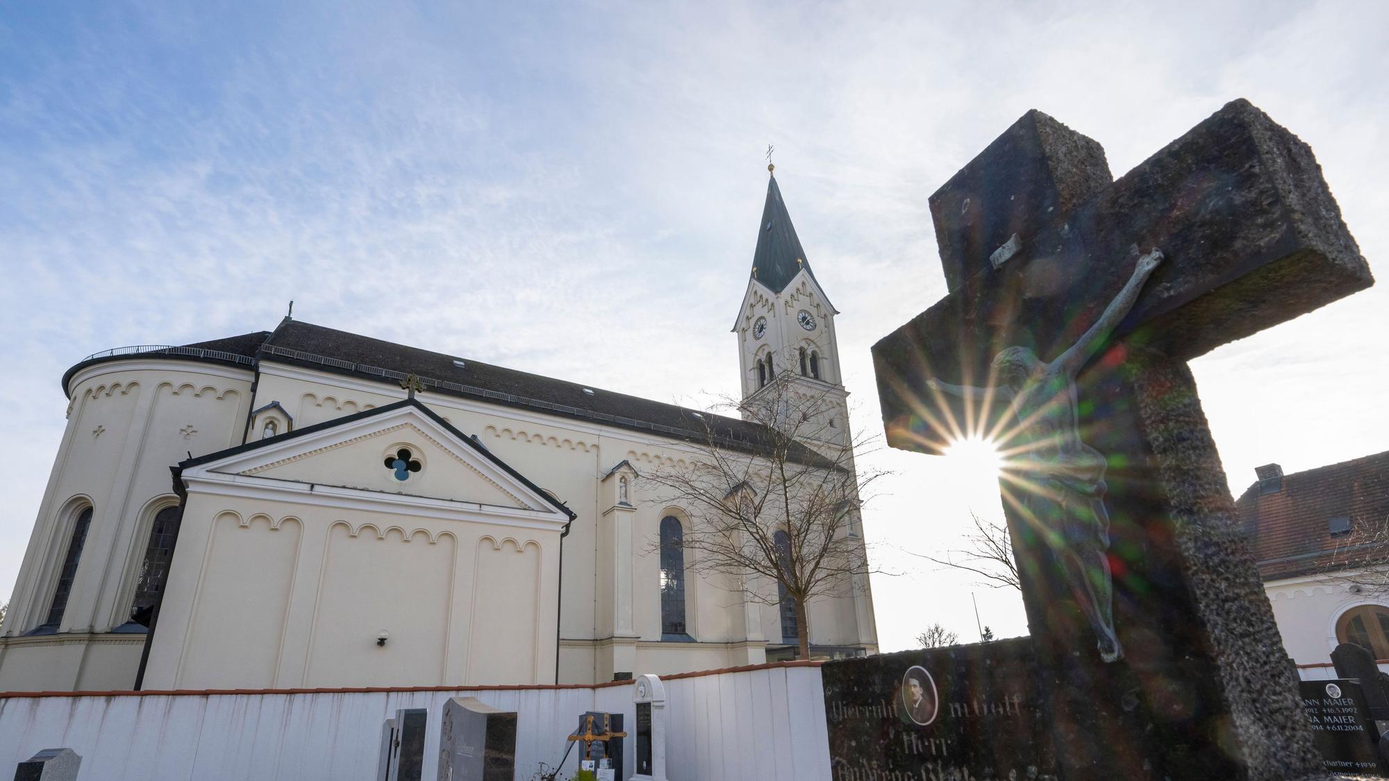 Eine Kirche im oberbayerischen Traunstein. Ein Paar soll laut Anklage Sex auf einem Altar gehabt haben. (Symbolbild)