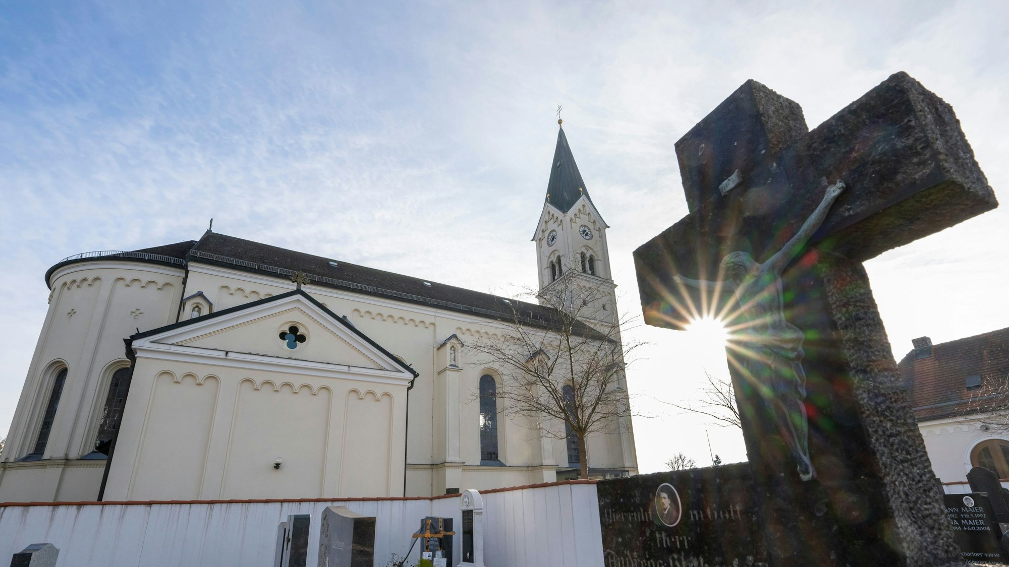 Eine Kirche im oberbayerischen Traunstein. Ein Paar soll laut Anklage Sex auf einem Altar gehabt haben. (Symbolbild)