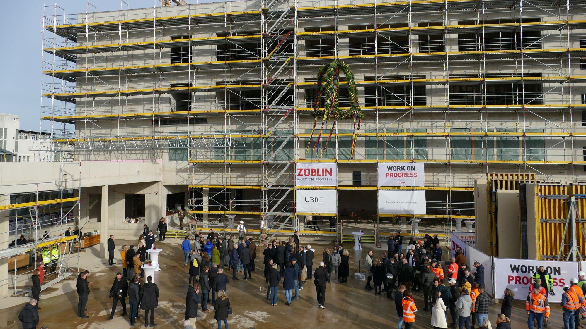 Das neue Schulgebäude mit dem Richtkranz.
