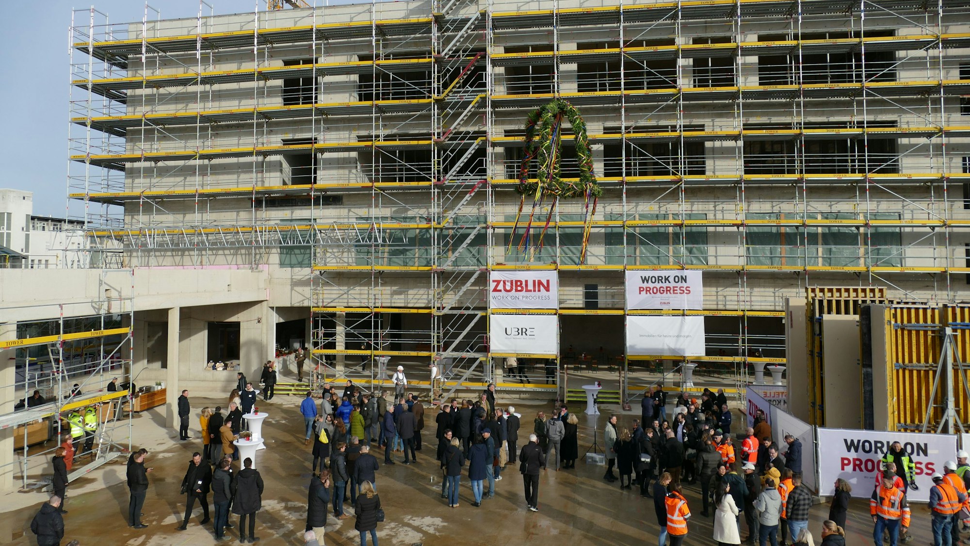 Das neue Schulgebäude mit dem Richtkranz.