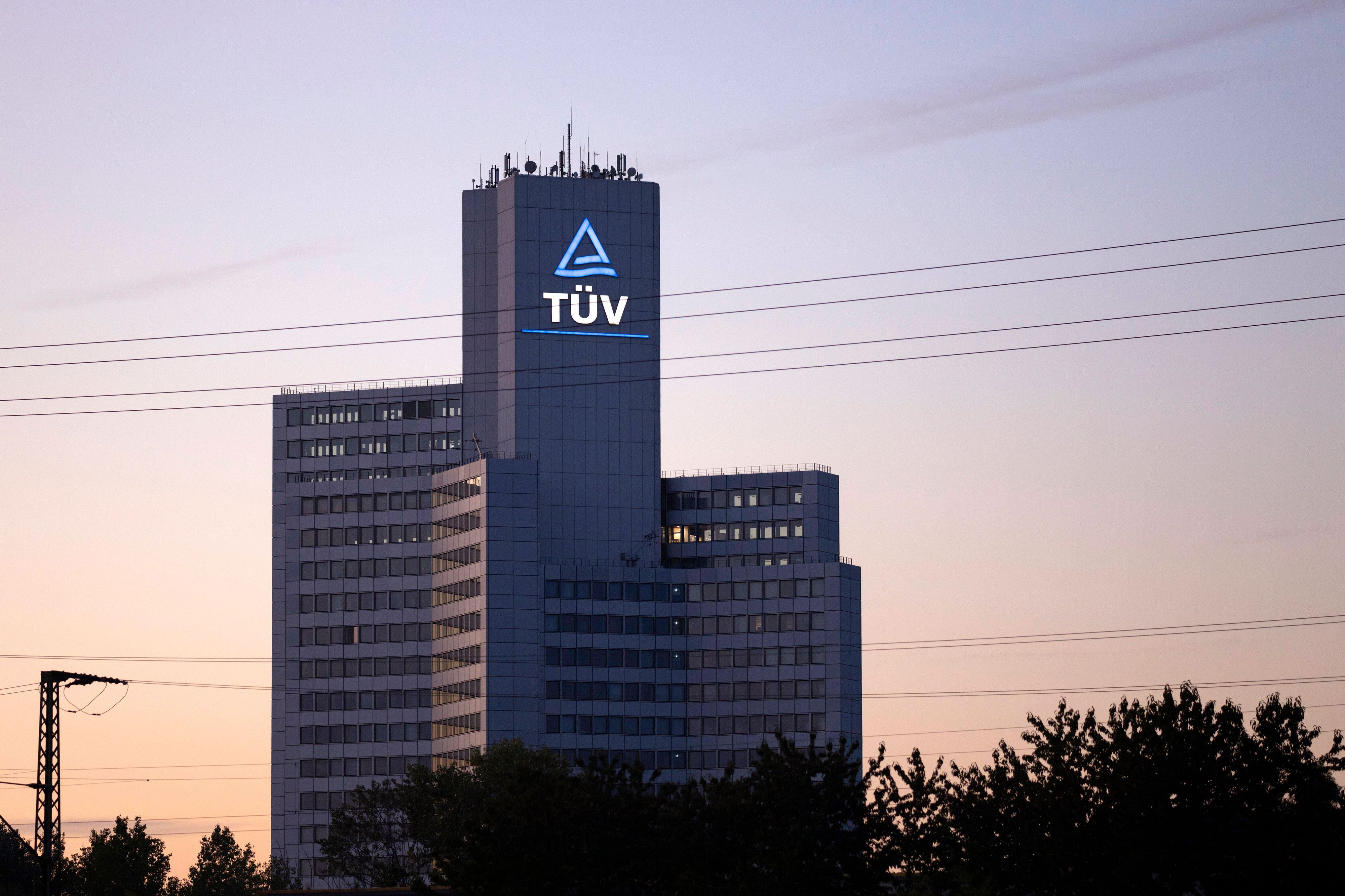 Zentrale der TÜV Rheinland AG in Deutz. Die TÜV Rheinland AG ist ein international tätiger, unabhängiger Prüfdienstleister mit Sitz in Köln und ist als technische Prüforganisation in den Bereichen Sicherheit, Effizienz und Qualität tätig. Köln, 09.08.2020 *** Headquarters of TÜV Rheinland AG in Deutz TÜV Rheinland AG is an internationally active, independent testing service provider based in Cologne and operates as a technical testing organization in the areas of safety, efficiency and quality Cologne, 09 08 2020 Foto:xC.xHardtx/xFuturexImage