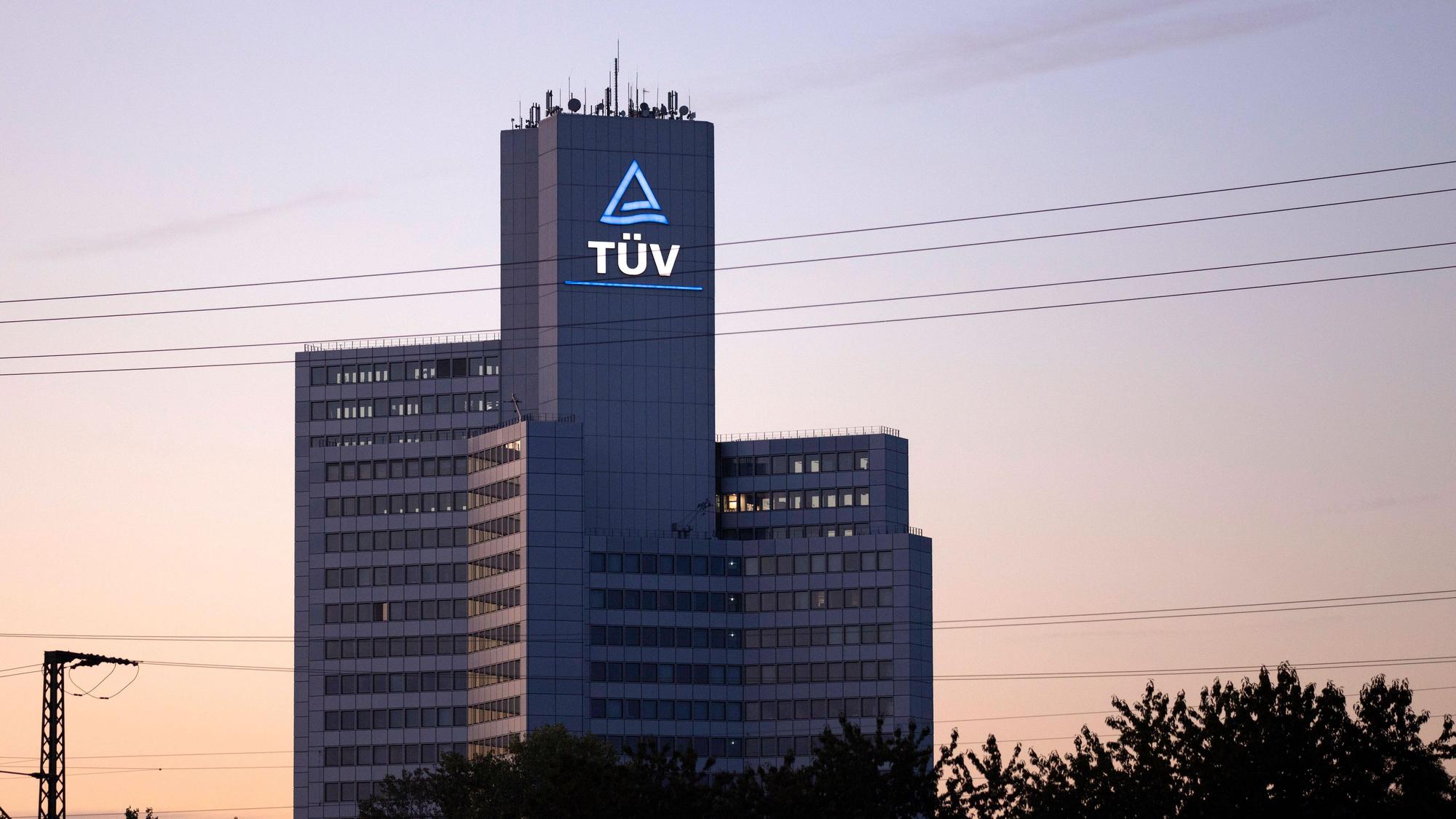 Zentrale der TÜV Rheinland AG in Deutz. Die TÜV Rheinland AG ist ein international tätiger, unabhängiger Prüfdienstleister mit Sitz in Köln und ist als technische Prüforganisation in den Bereichen Sicherheit, Effizienz und Qualität tätig. Köln, 09.08.2020 *** Headquarters of TÜV Rheinland AG in Deutz TÜV Rheinland AG is an internationally active, independent testing service provider based in Cologne and operates as a technical testing organization in the areas of safety, efficiency and quality Cologne, 09 08 2020 Foto:xC.xHardtx/xFuturexImage