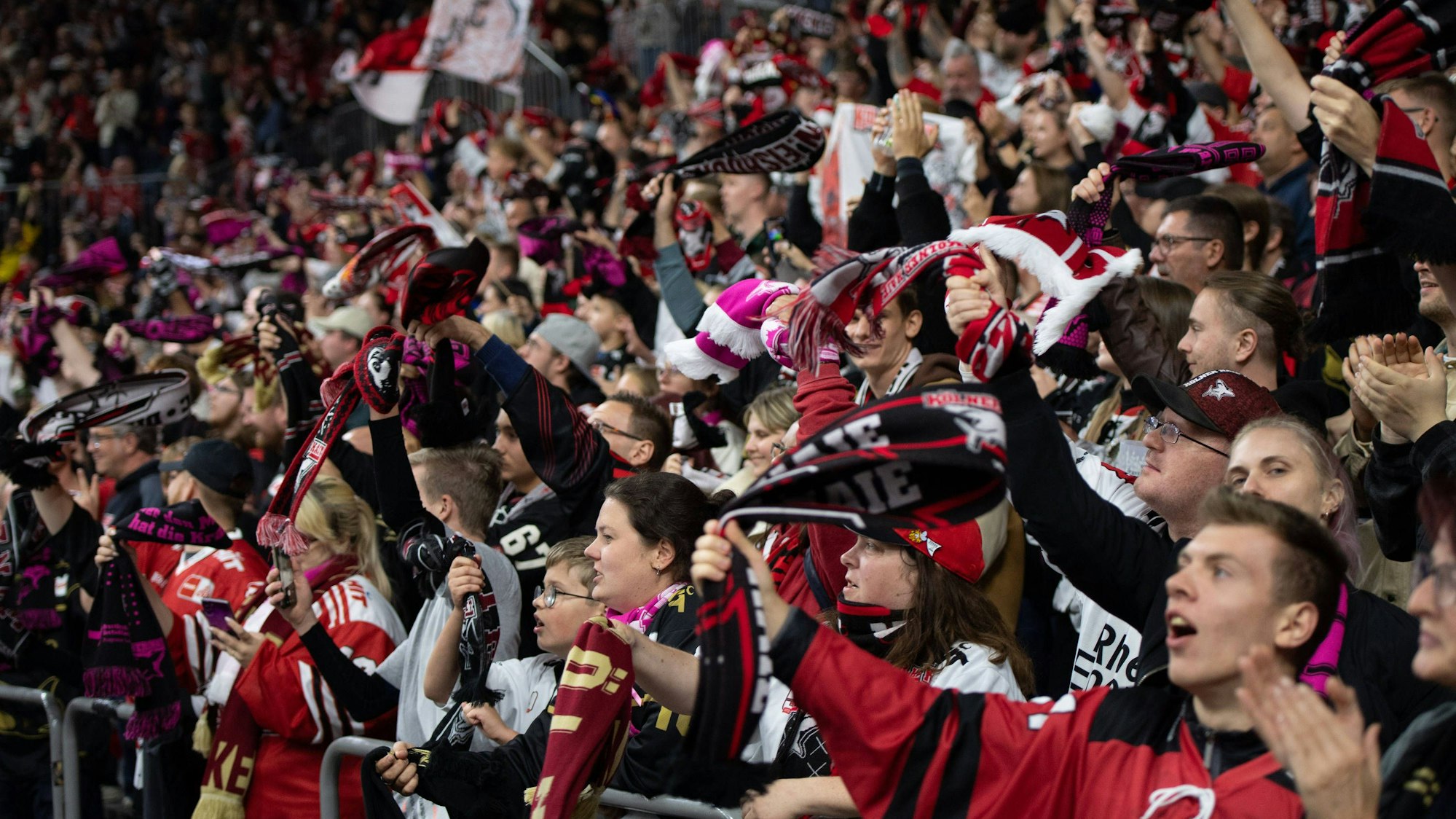 Haben immer Lust auf Eishockey: die Haie-Fans.