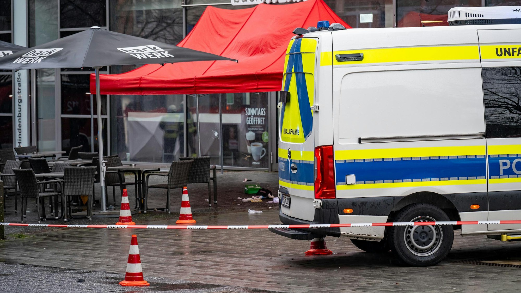 Blick auf den Tatort in der Innenstadt. Nach Schüssen mit mehreren Verletzten hat die Polizei den Tatort weiträumig abgesperrt.